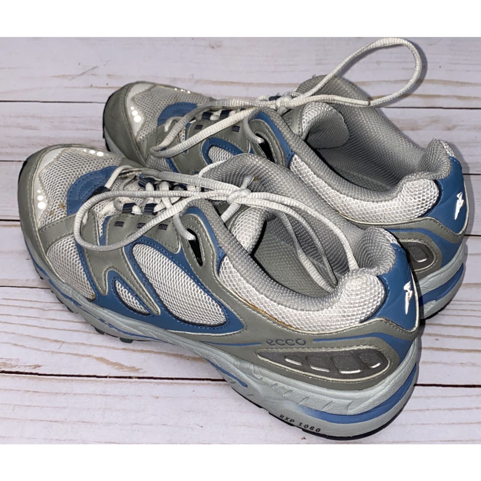 Ecco ECCO Womens White/Blue Lace Up Athletic Sneakers Size 8 Sneakers Womens Athletic Shoes Low Top White Blue Lace Up 8 US 39 EU Size US 8 / IT 38 - 2 Thumbnail