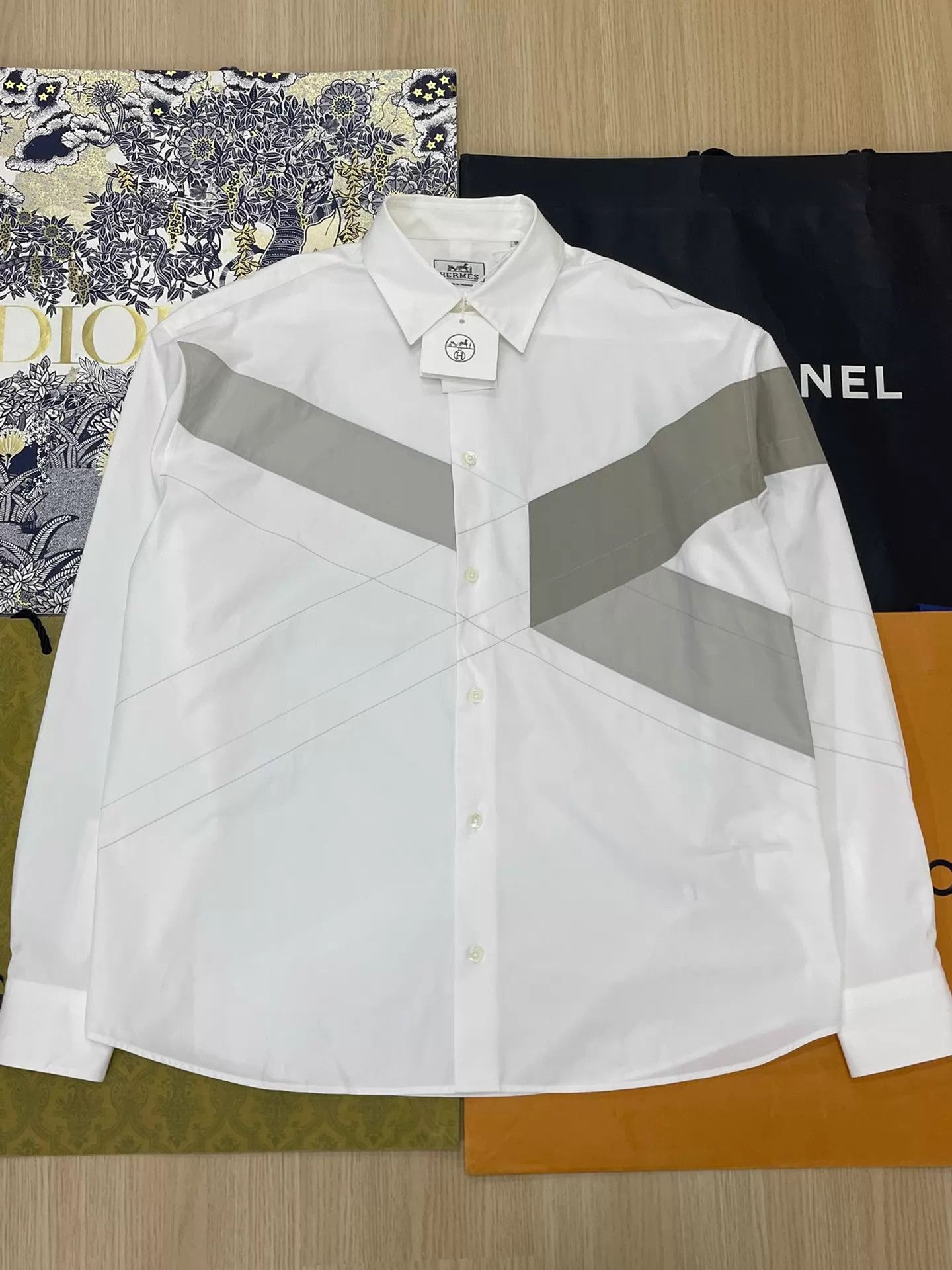 Hermes men's Hermes white gray colorblock shirt 38 NWT Size US S / EU 44-46 / 1 - 1 Thumbnail