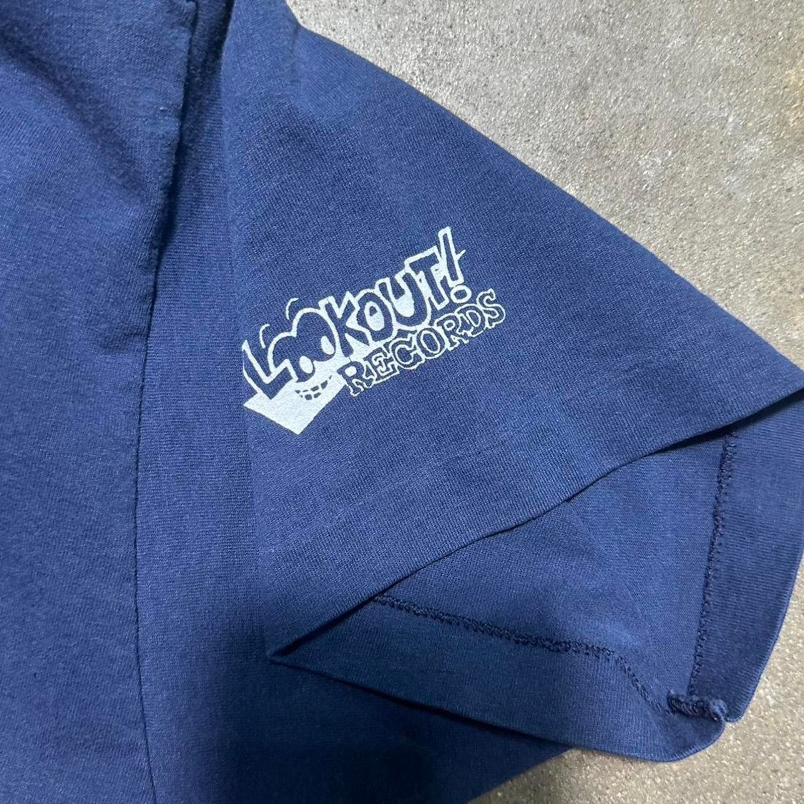 Fruit Of The Loom Vintage 90s Single Stitch The Smugglers Rap Tee Shirt Size US L / EU 52-54 / 3 - 5 Thumbnail