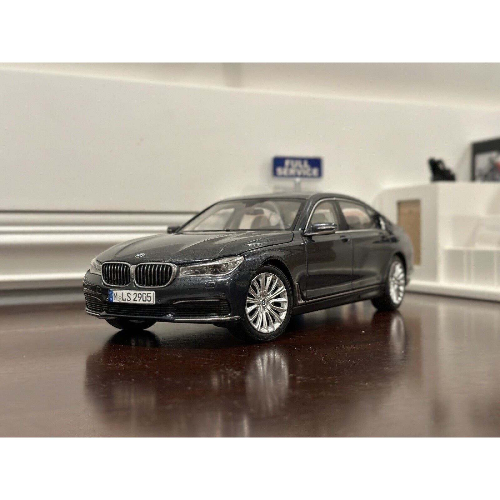 image of 1:18 Bmw Bmw 7 Series 750Li in Grey, Men's