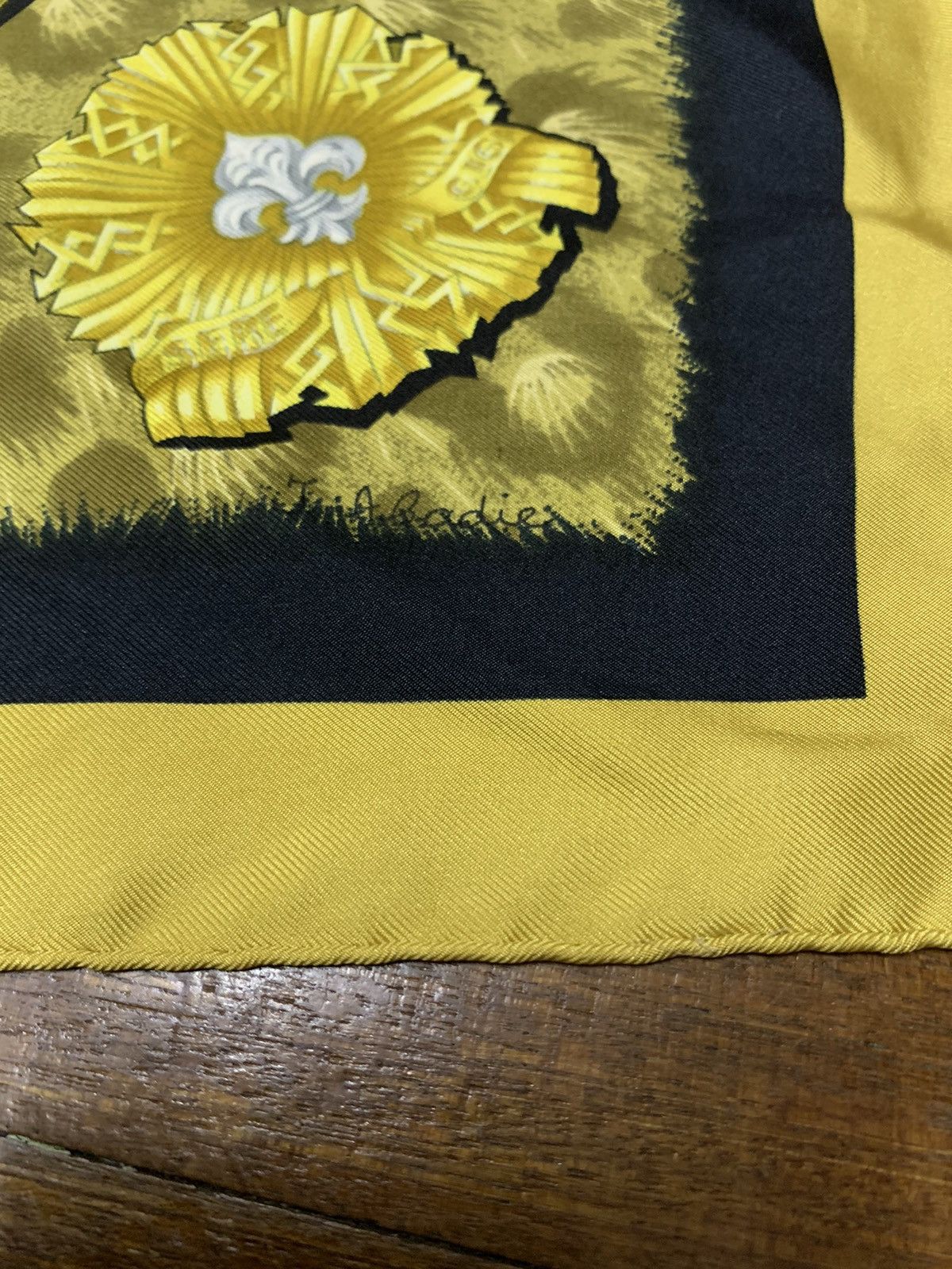 Hermes × Vintage Rare Hermes Silk Scarf Casques Et Plumets Royal Eagle Gold Size ONE SIZE - 10 Thumbnail