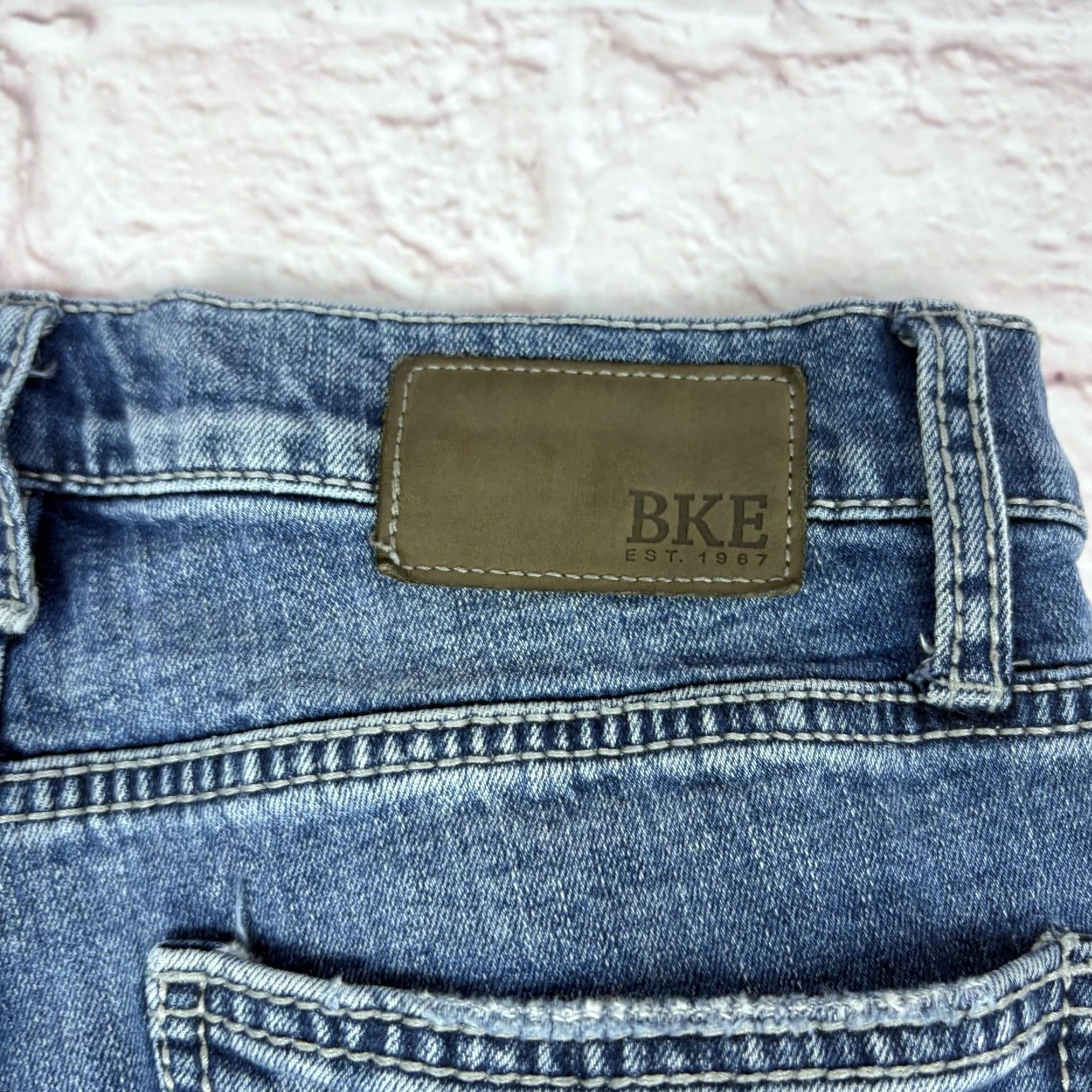 Vintage BKE Jake Straight Jeans Mens 31x31 Medium Wash Blue Distressed Denim Regular Fit Straight 5-Pocket Dyeable? Size US 31 - 7 Thumbnail