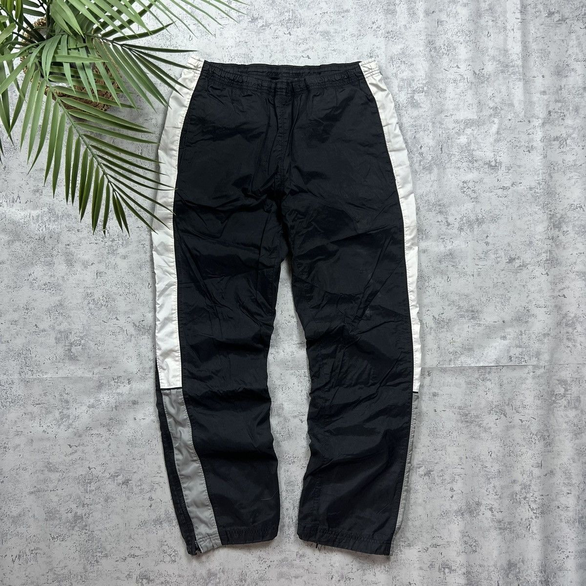 Nike 90s Nike Embroidered Logo Vintage Y2K Parachute Nylon Pants Size US 32 / EU 48 - 2 Thumbnail