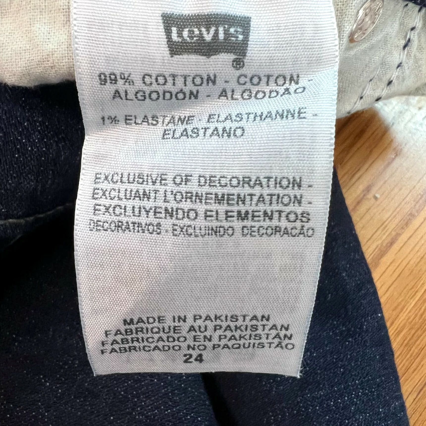 Levi's VINTAGE Levi's Women's Bermuda Shorts Casual Denim Size 24 Mid Rise 16 Inseam Blue 90s Logo Size 42" / US 20 - 7 Thumbnail