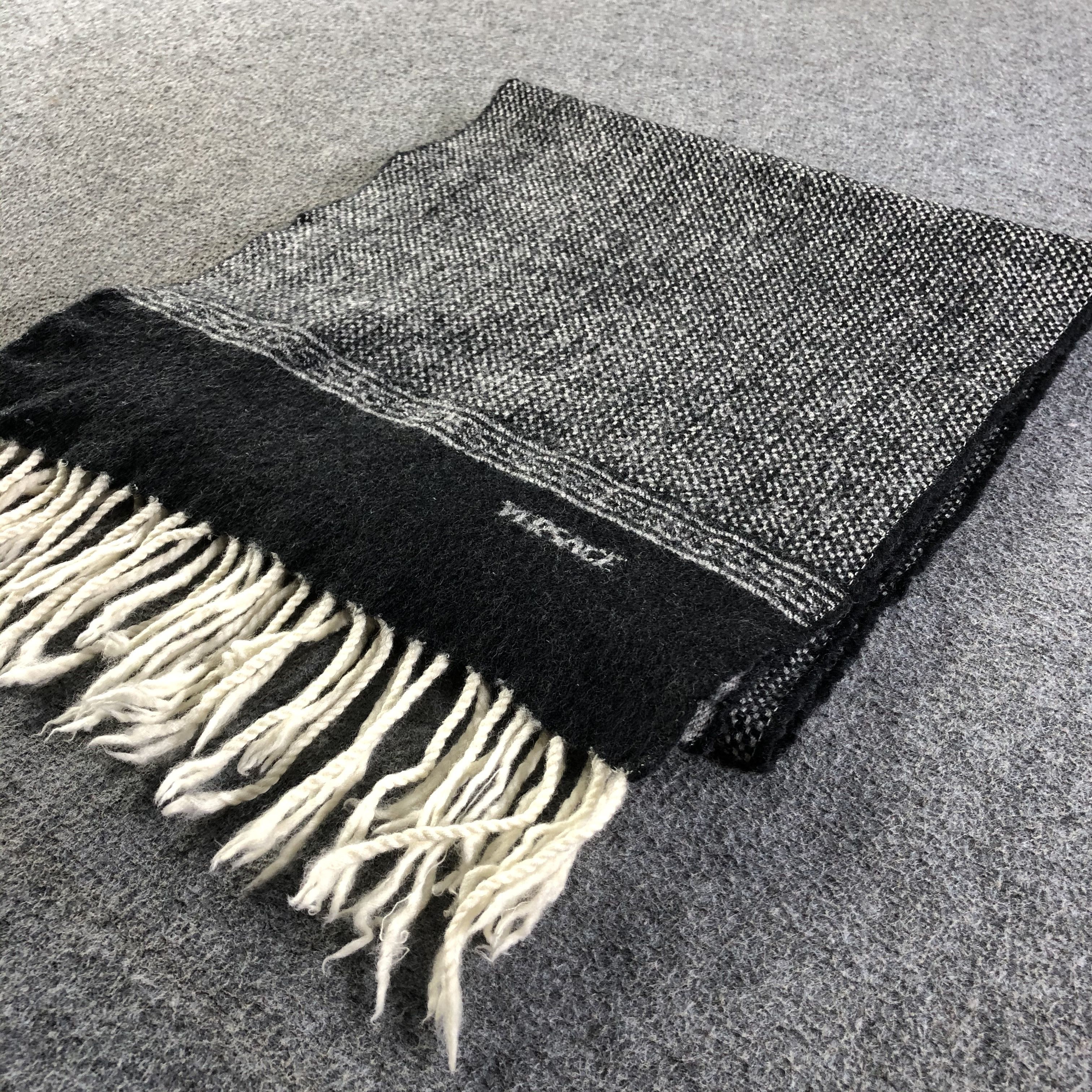 Versace Versace Wool Scarf / Muffler / Neckwear P612 Size ONE SIZE - 4 Thumbnail