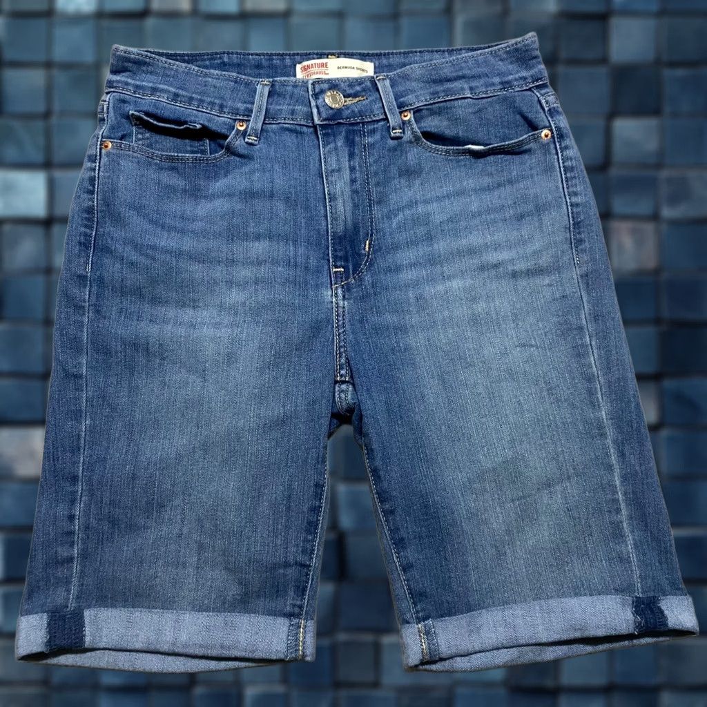 Levi's Levi's Signature Bermuda Jean Shorts Womens 2 Blue Denim Medium Wash Inseam 8" Size 26" / US 2 / IT 38 - 1 Thumbnail