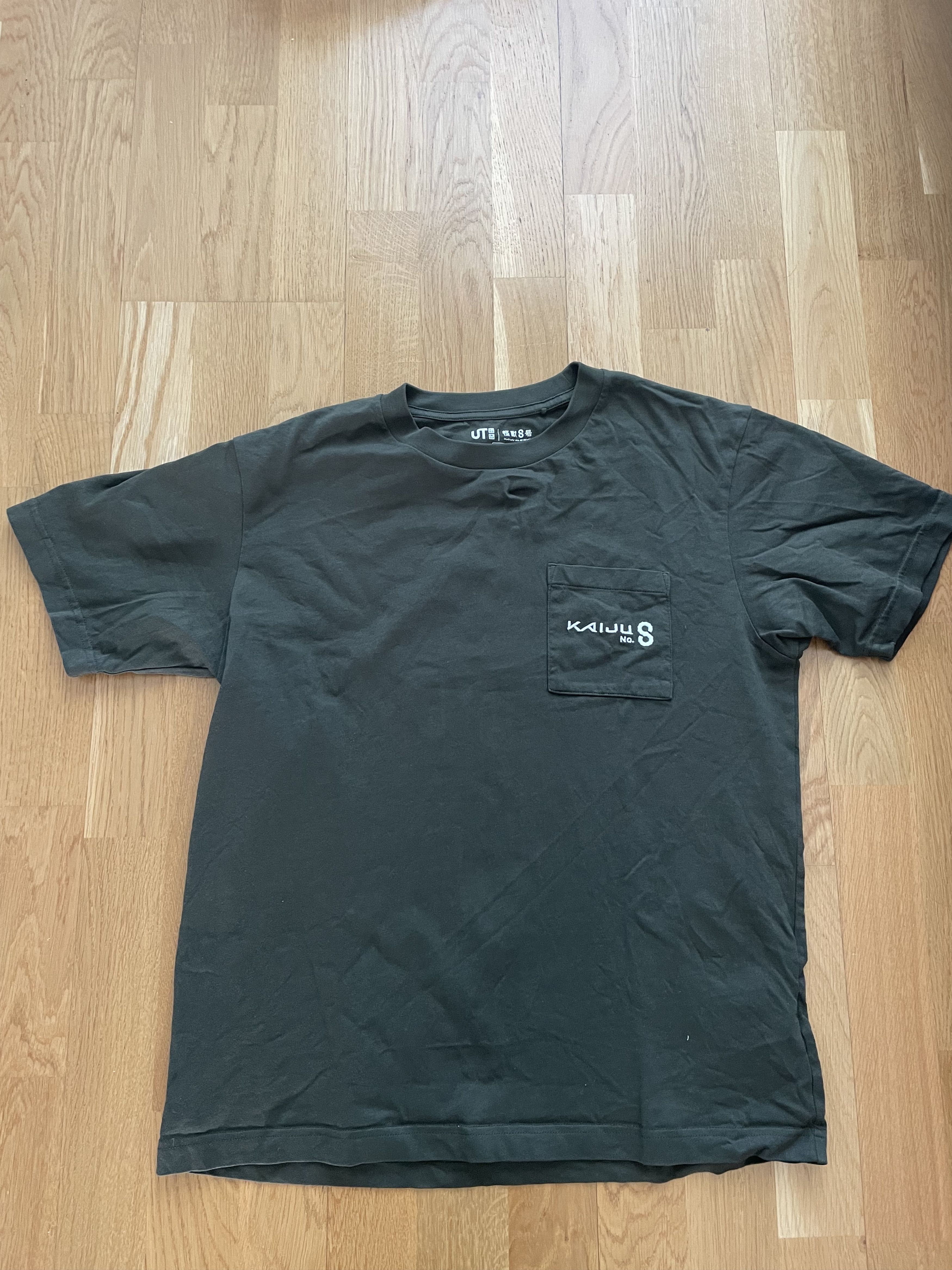 Uniqlo Uniqlo UT Kaiju no.8 Pocket T-Shirt Size US S / EU 44-46 / 1 - 1 Thumbnail