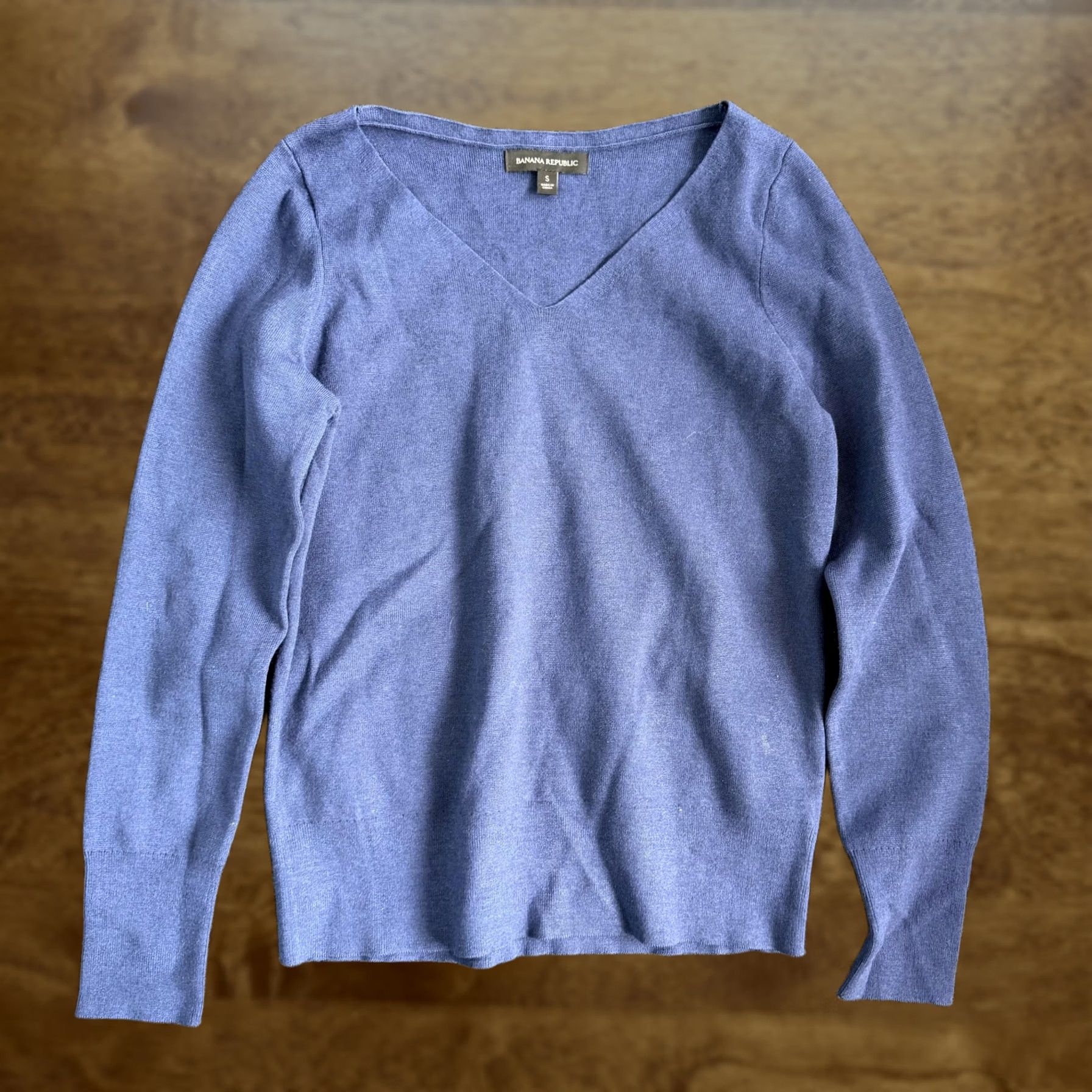 Banana Republic Banana Republic Sweater Womens Small Blue V-Neck Lightweight Tight-Knit Pullover Size S / US 4 / IT 40 - 1 Thumbnail