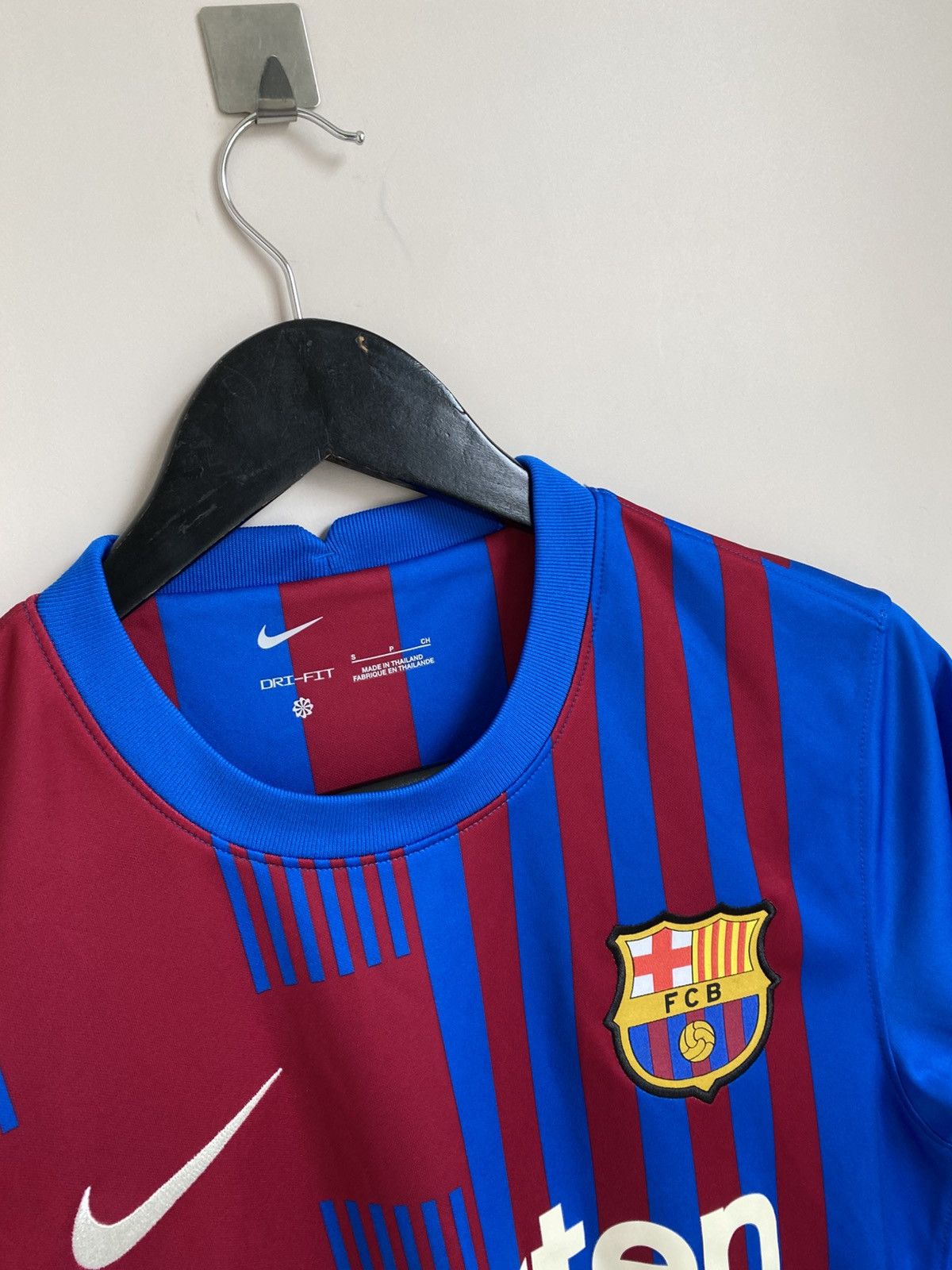 Nike BARCELONA HOME FOOTBALL SHIRT SOCCER JERSEY NIKE Size US S / EU 44-46 / 1 - 2 Thumbnail