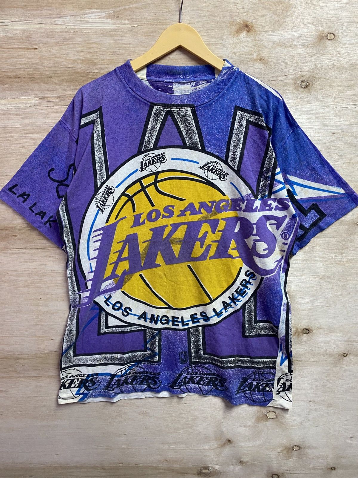 NFL vintage 1990s Los Angeles Lakers Magic Johnson T-shirt, Size US XL / EU 56 / 4 - 1 Thumbnail