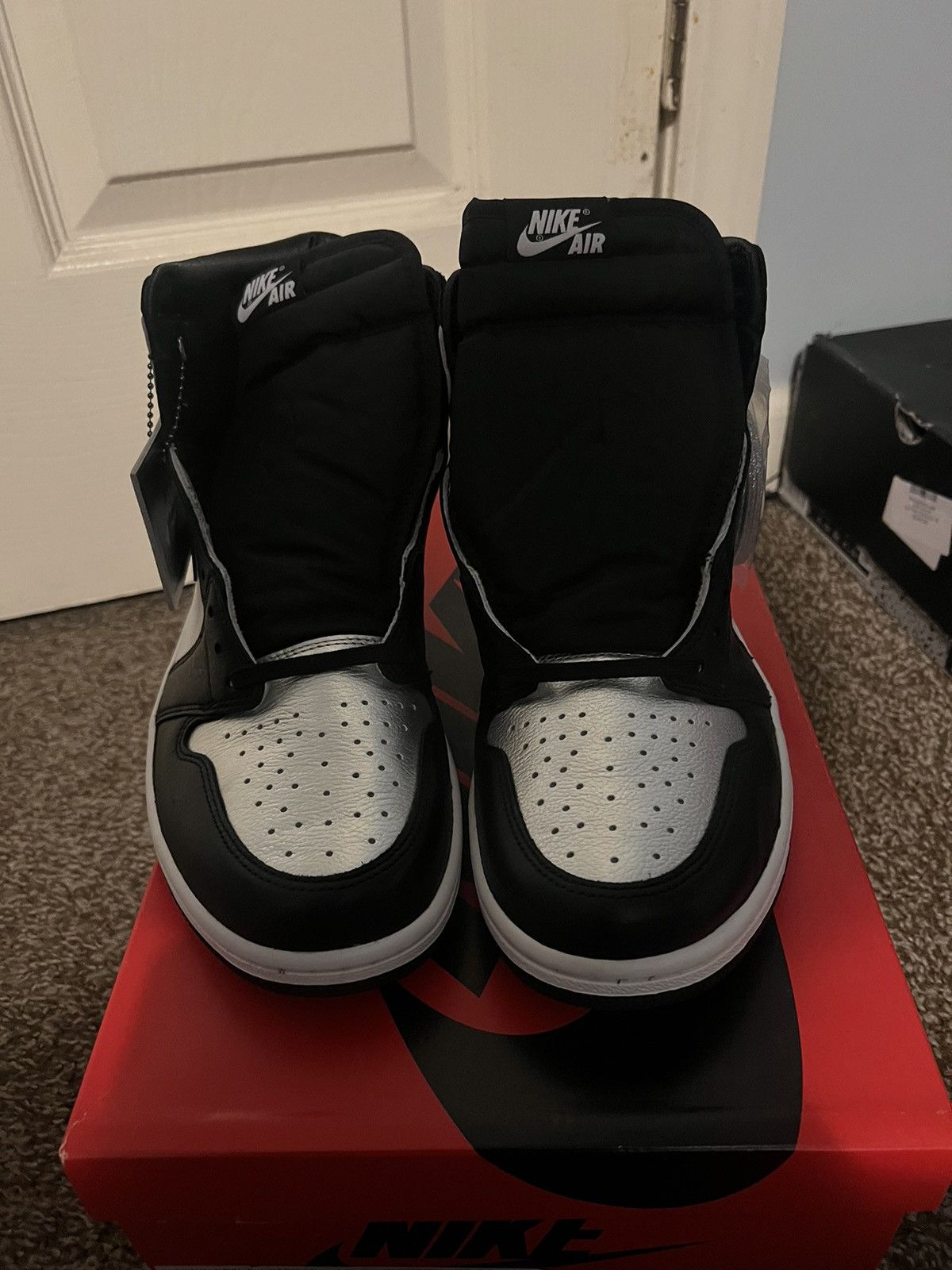 Jordan Brand Jordan 1 “ Silver toe” Size US 10.5 / EU 43-44 - 4 Thumbnail