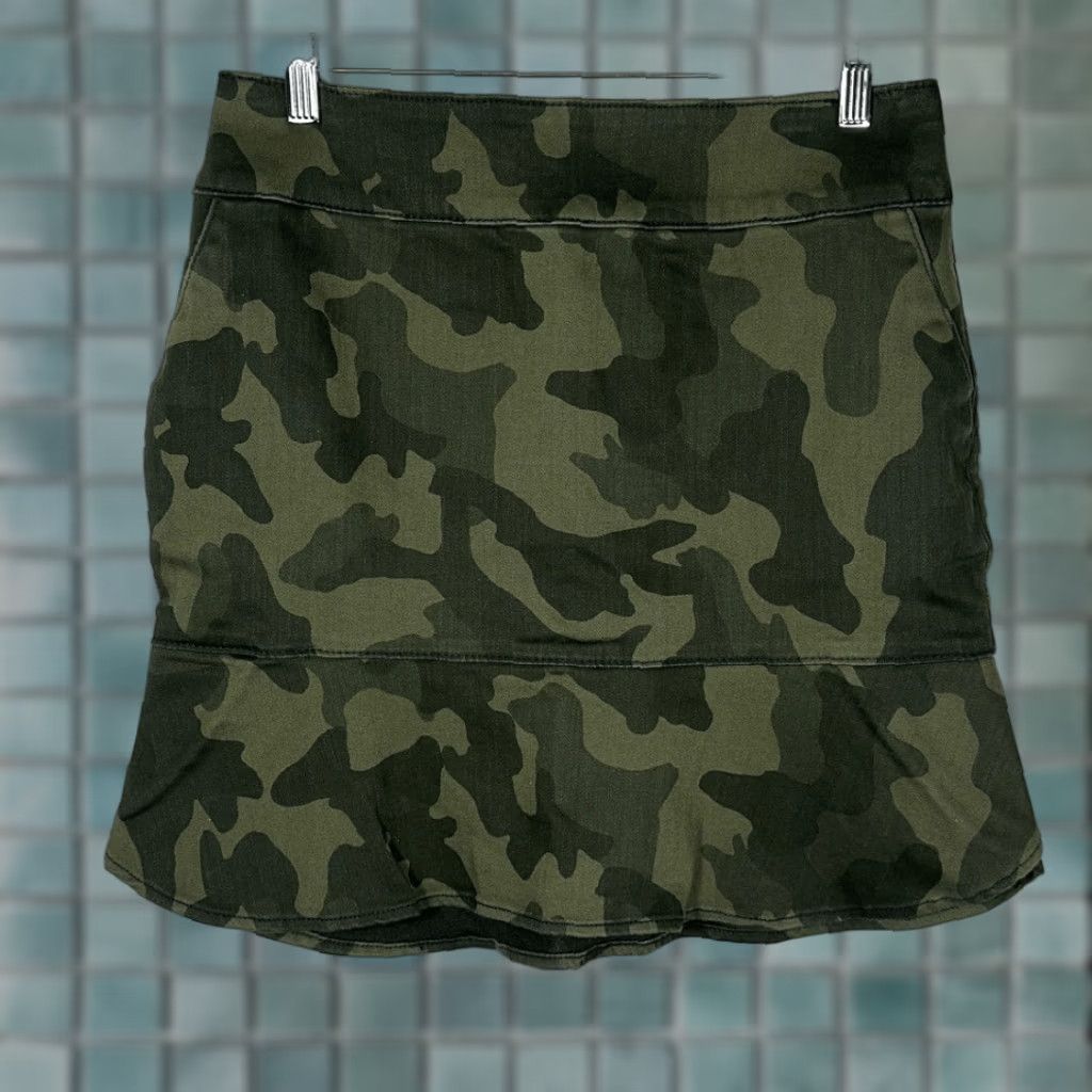 White House Black Market White House Black Market Camo Skirt Sculpt Fit 6 NEW Midi A-Line Women Green Waist 16” Hip 19” Length 18” Size 28" / US 6 / IT 42 - 1 Thumbnail
