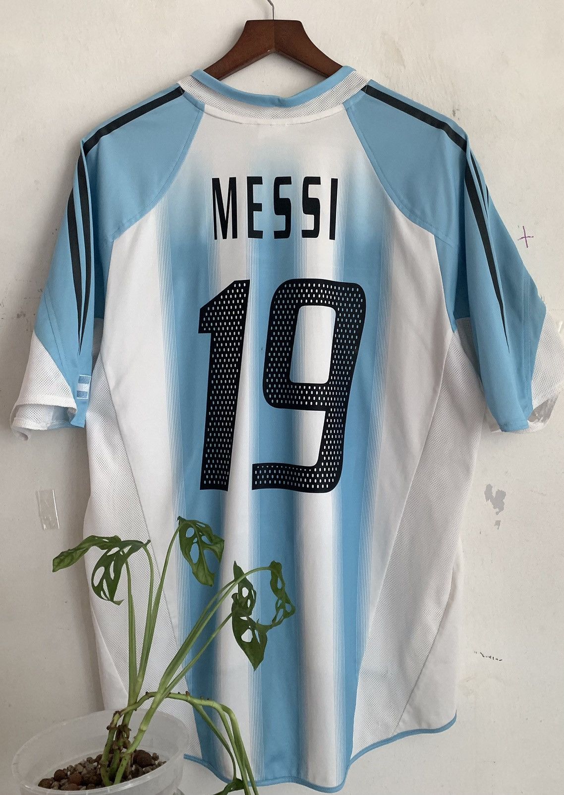 Adidas • 2004/2005 Argentina home kit jersey No.19 Messi Size US L / EU 52-54 / 3 - 2 Thumbnail