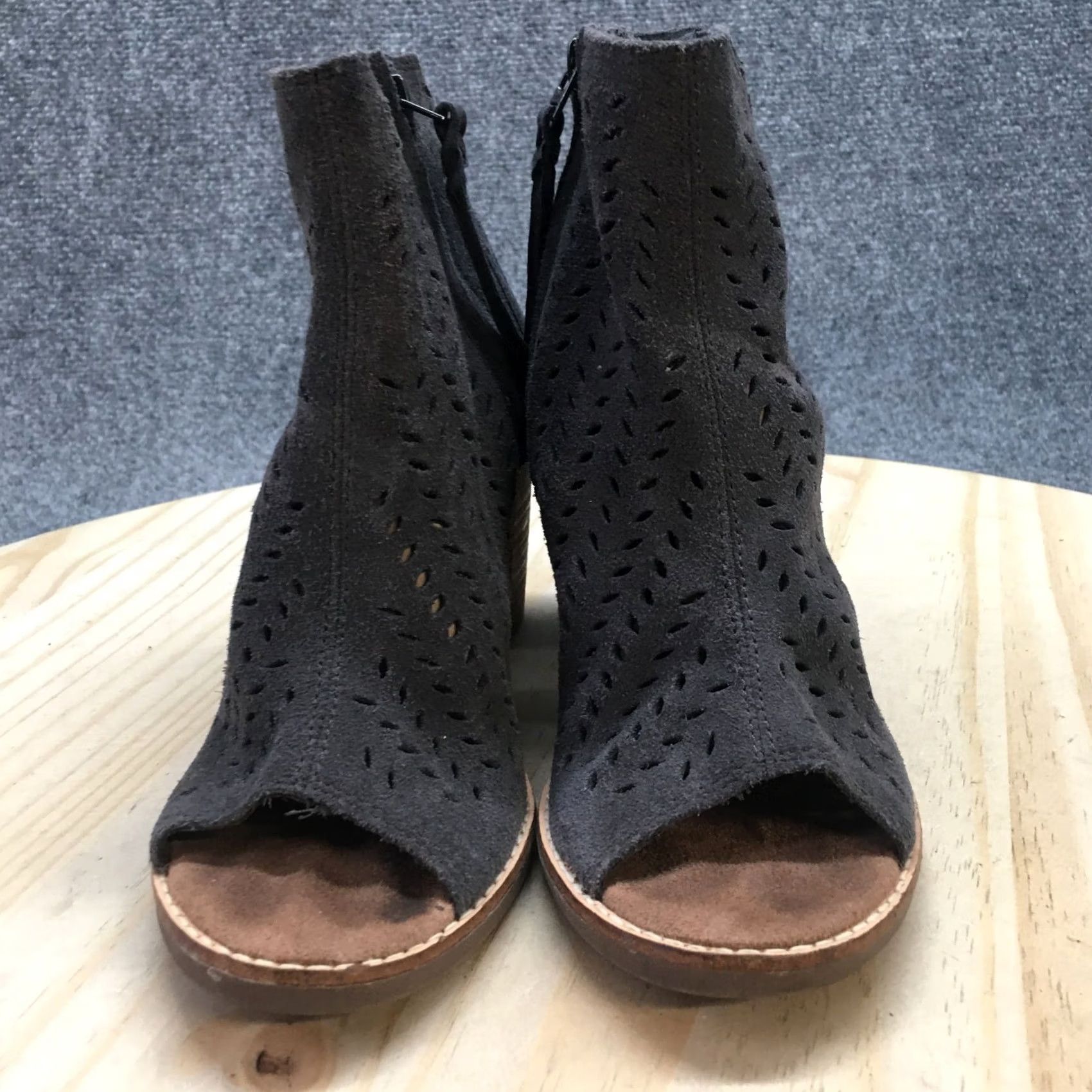 Toms TOMS Boots Womens 6 Cut Out Ankle Booties Gray Suede Peep Toe Block Heels Zip Up Shoes Size US 6 / IT 36 - 5 Thumbnail
