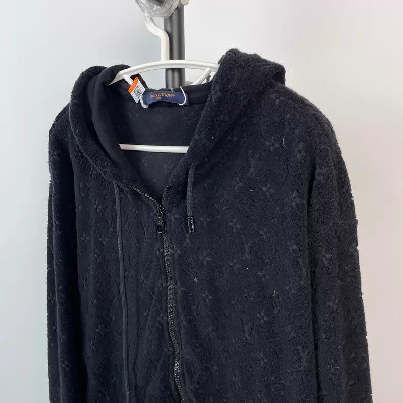 Louis Vuitton Louis Vuitton Black Velvet Towel Embroidered Dark Embossed Size US M / EU 48-50 / 2 - 3 Thumbnail