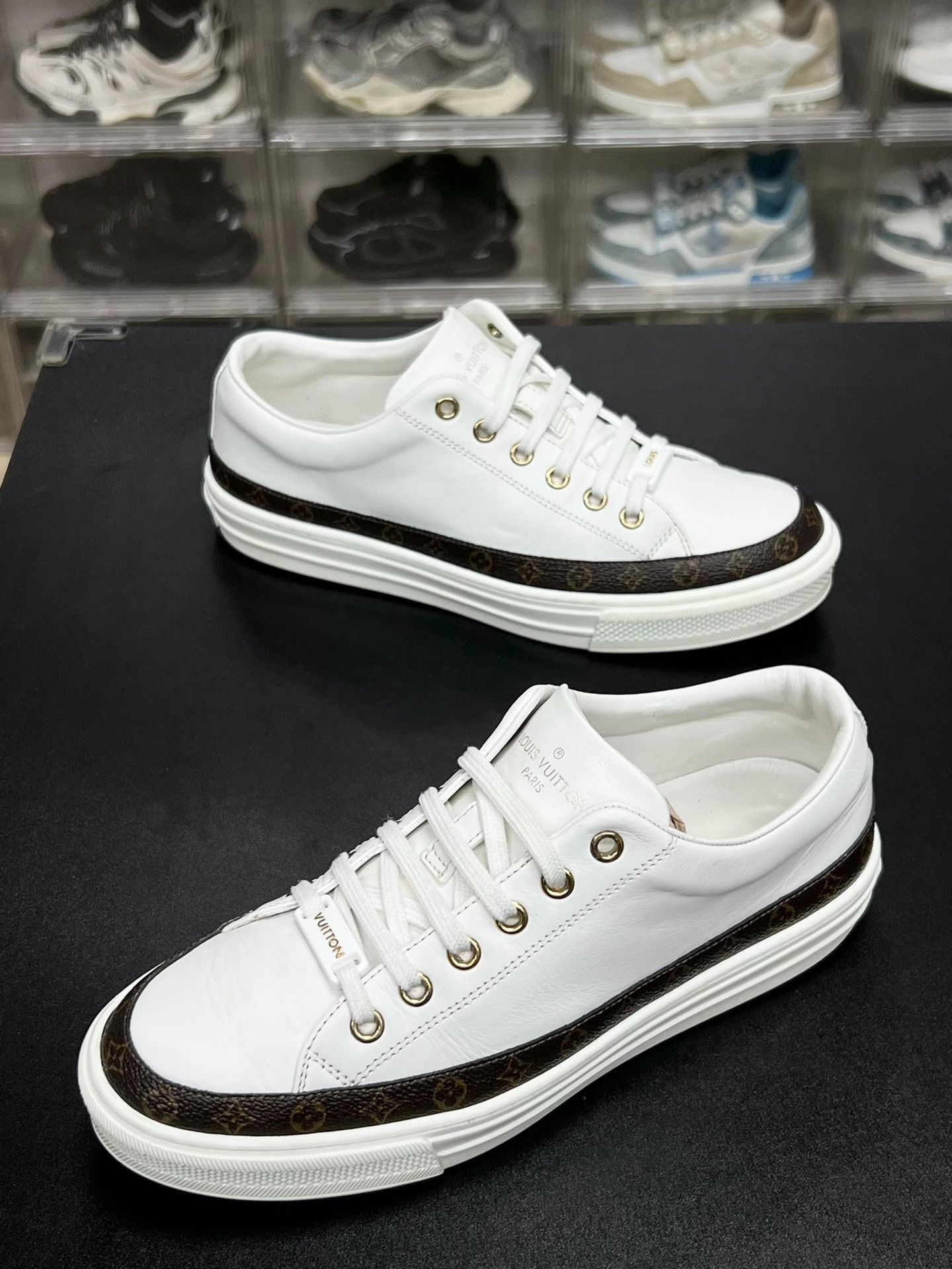 Louis Vuitton Louis Vuitton White Lowtop Sneakers us_7 Women Size US 7 / IT 37 - 1 Thumbnail