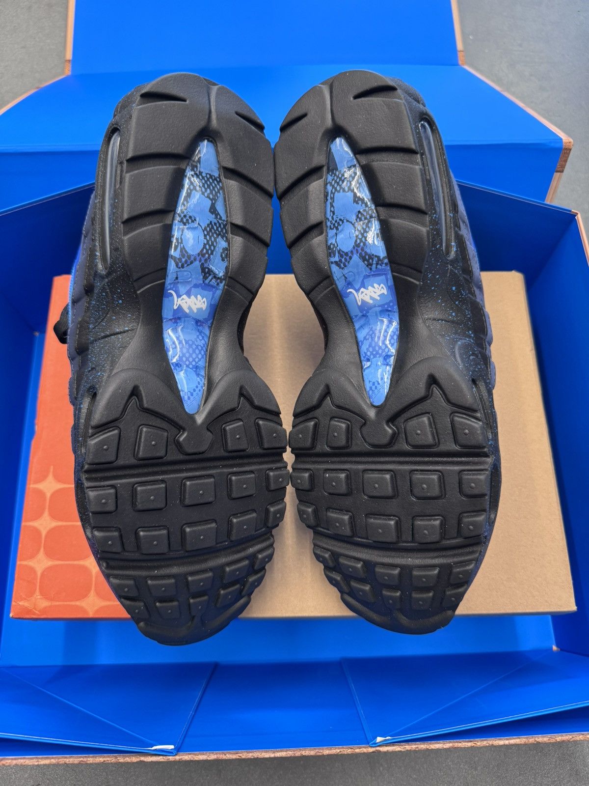 Nike 2024 Special Box Set Nike Air Max 95 + Air Force 1 Signed Size US 9.5 / EU 42-43 - 10 Thumbnail
