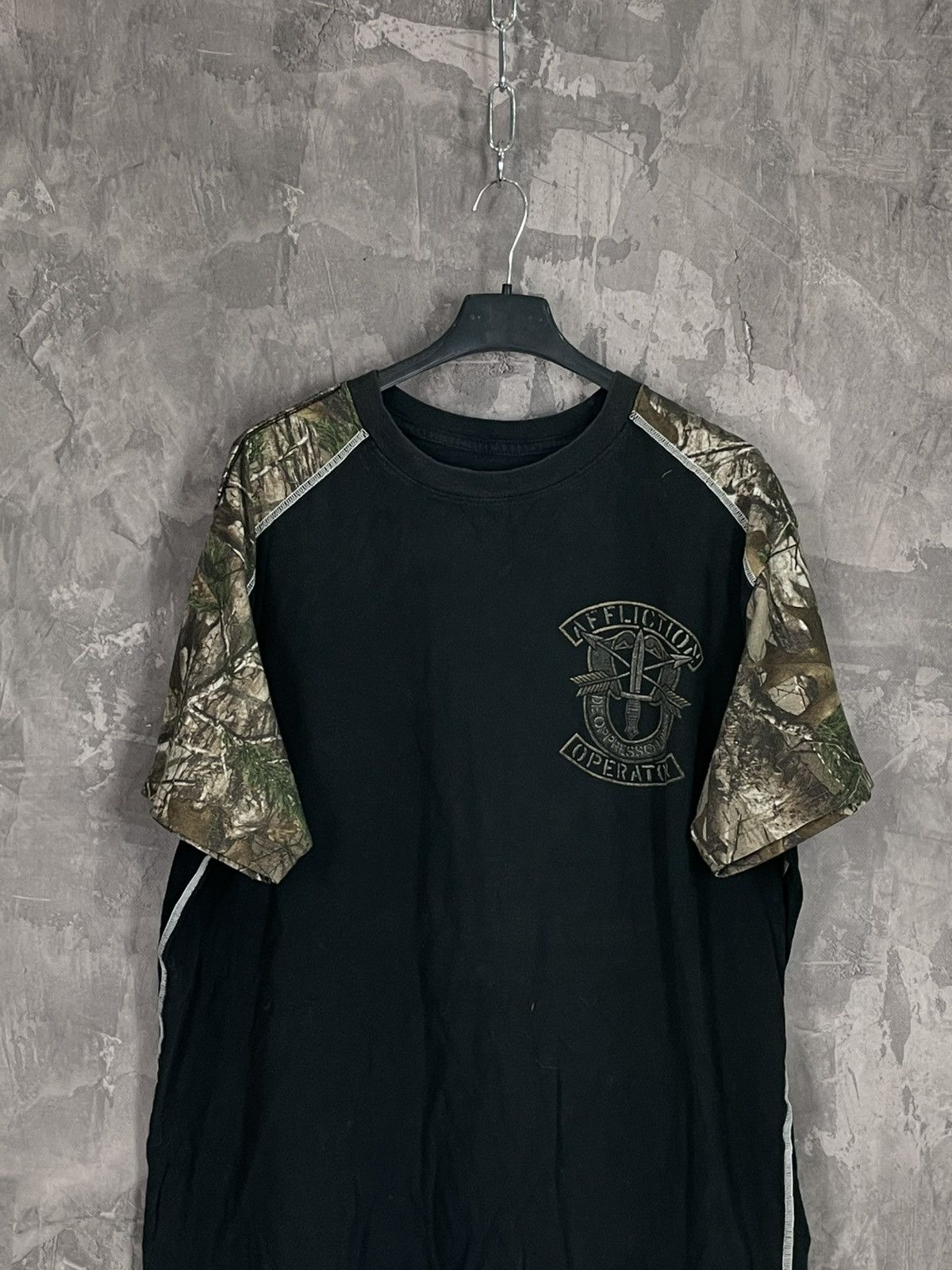 Vintage CRAZY Y2K Real Tree Camo Affliction T-Shirt Medium Size US XL / EU 56 / 4 - 8 Thumbnail