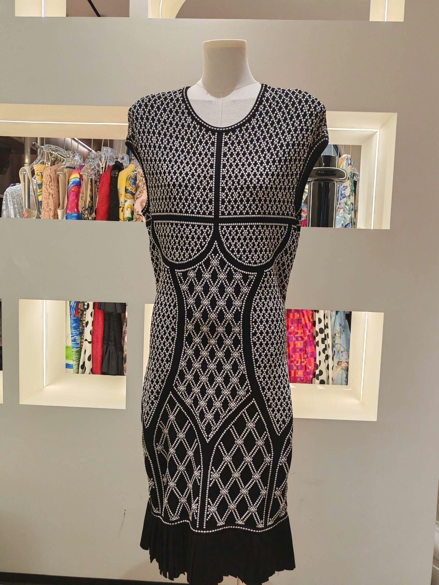 Alexander McQueen Alexander McQueen Heavy Work Dress M Size M / US 6-8 / IT 42-44 - 1 Thumbnail