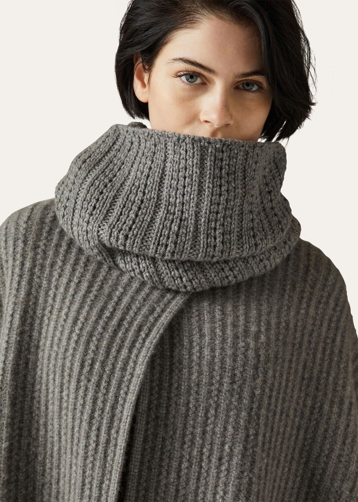 Loro Piana o1srvl11e0824 Size: OS / Waipara Cashmere Cape in Grey Size ONE SIZE - 4 Thumbnail
