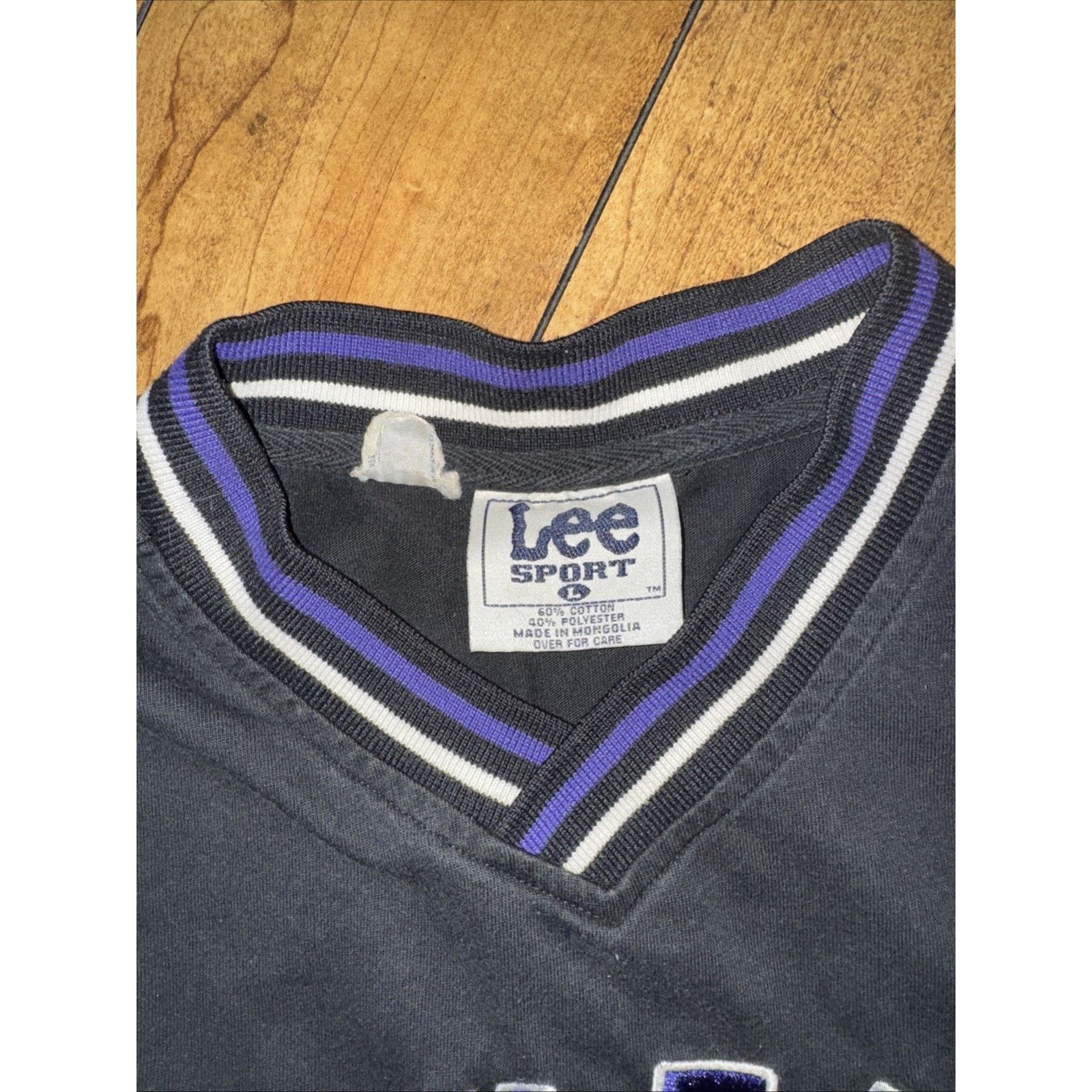 Lee × Vintage Lee Sport Los Angeles Lakers V-Neck T-Shirt Black L 22x27 Size US L / EU 52-54 / 3 - 3 Thumbnail