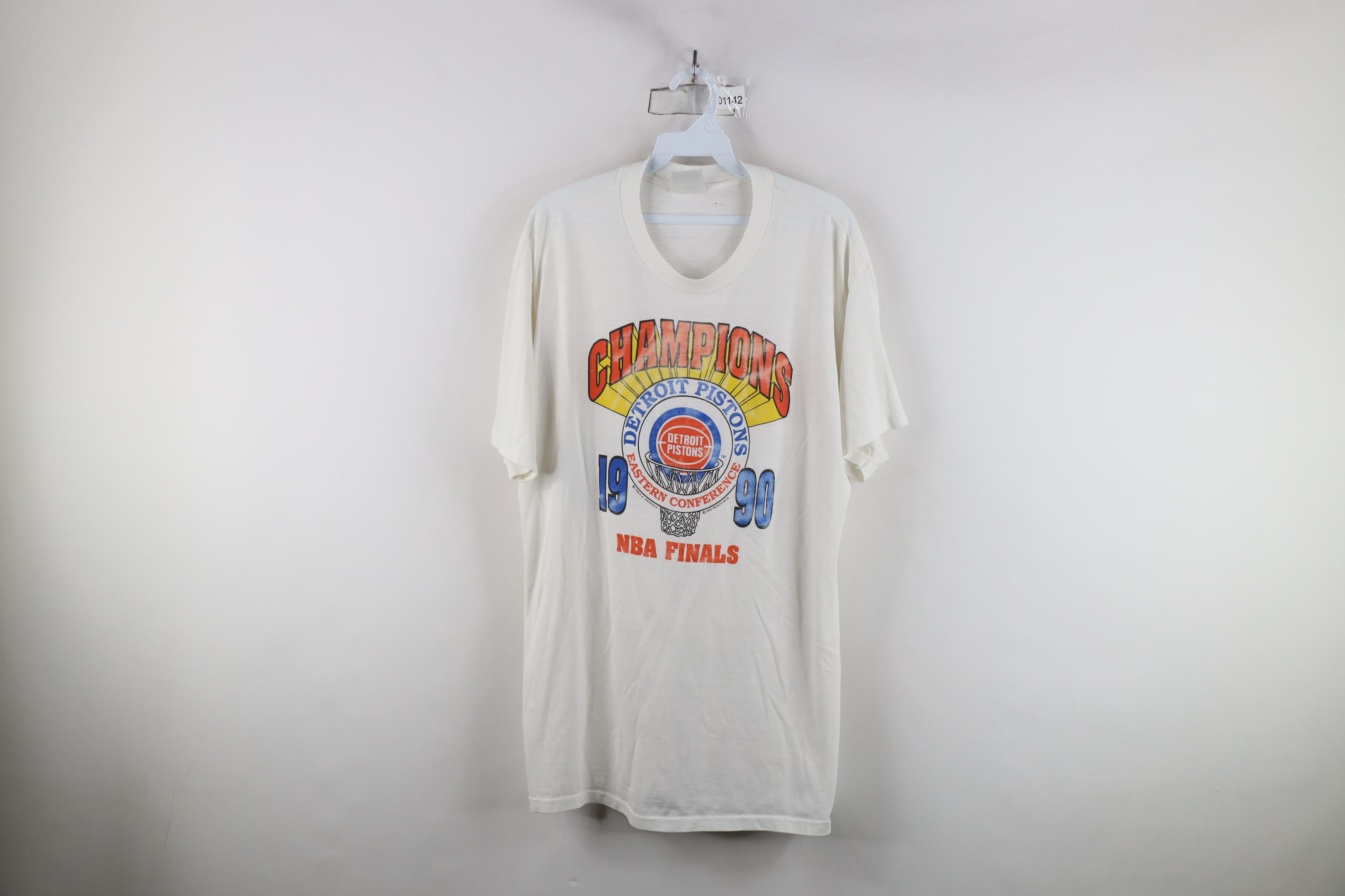 Vintage Vintage 90s Detroit Pistons Basketball T-Shirt White USA Size US XL / EU 56 / 4 - 1 Thumbnail