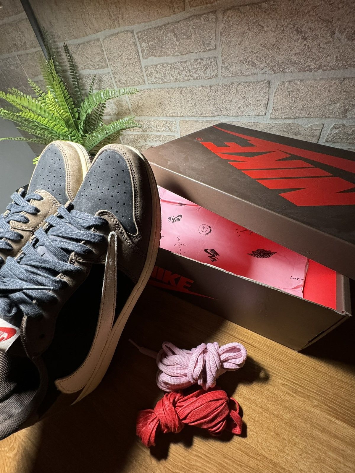 Nike × Travis Scott Jordan 1 Retro Low Mocha TRAVIS SCOTT Size US 12 / EU 45 - 13 Thumbnail