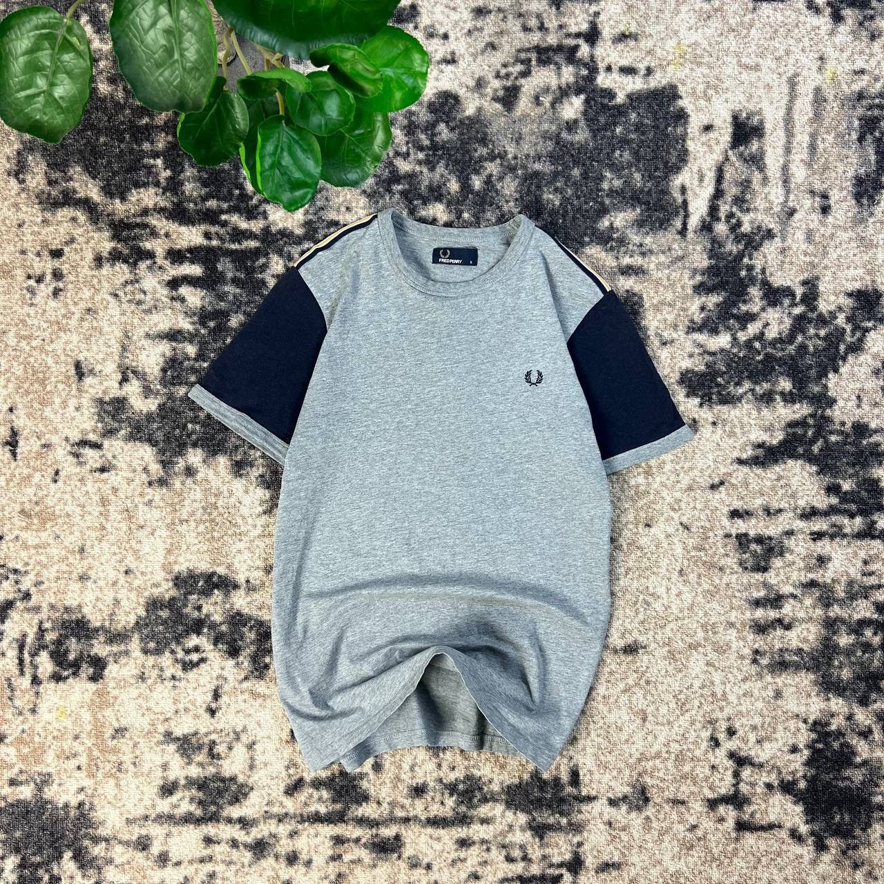 Fred Perry Fred Perry Mini Logo Luxury T-Shirt Streetwear Style 1TS39 Size US S / EU 44-46 / 1 - 1 Thumbnail