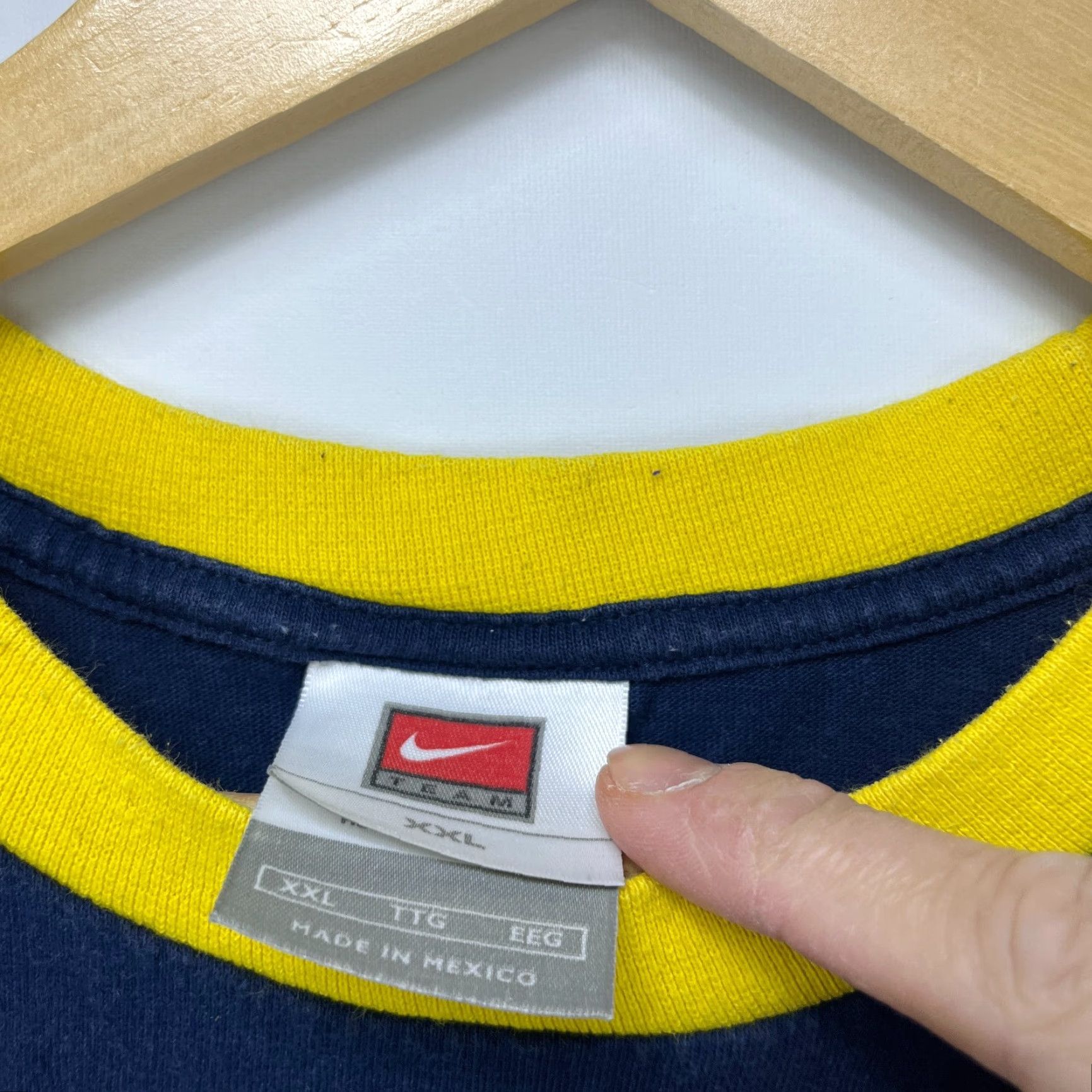Nike VINTAGE Nike Michigan Wolverines Swoosh 2XL Sleeveless Shirt Men Blue Size US XXL / EU 58 / 5 - 4 Thumbnail