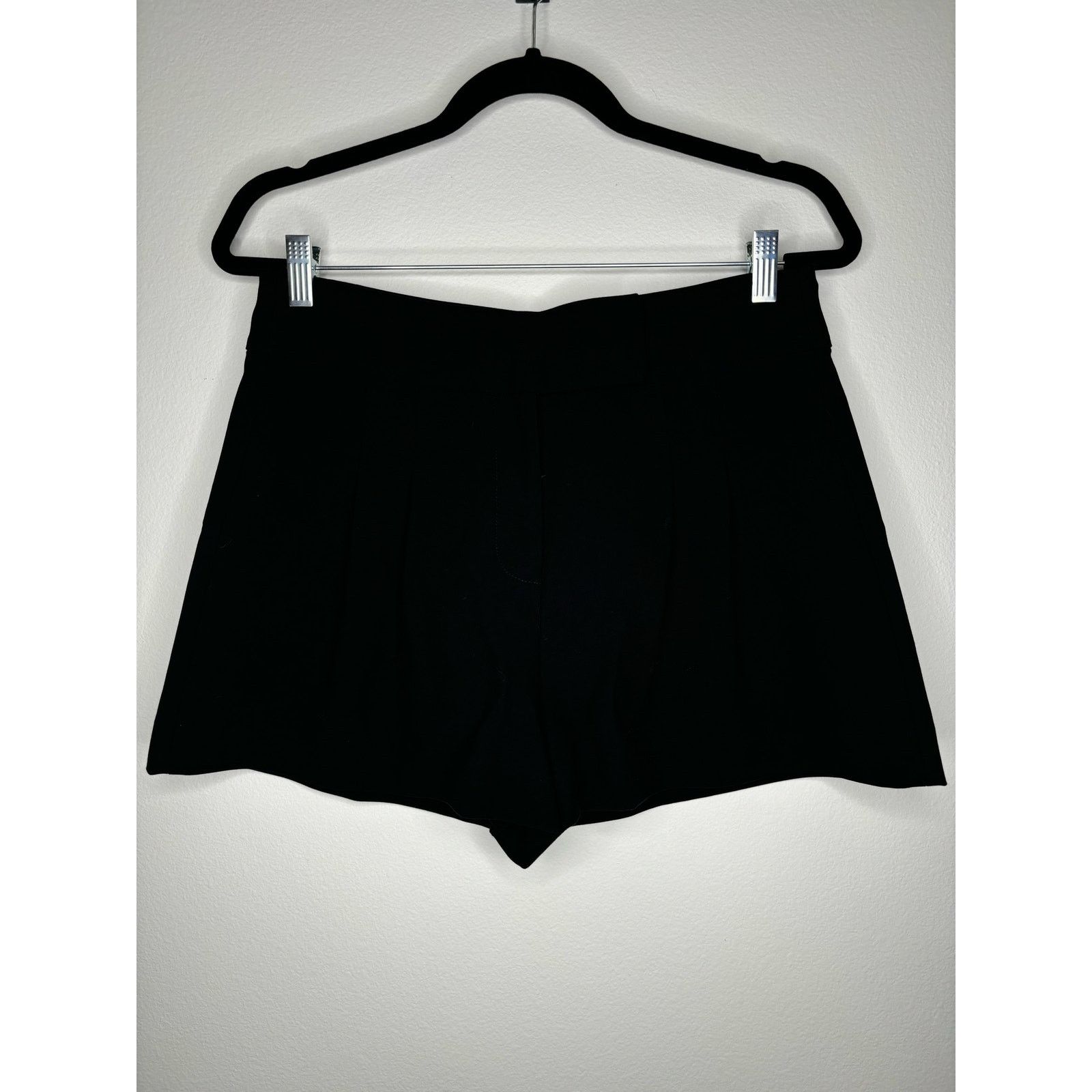 Alice + Olivia Alice + Olivia black pleated shorts ￼ Size 30" / US 8 / IT 44 - 3 Thumbnail