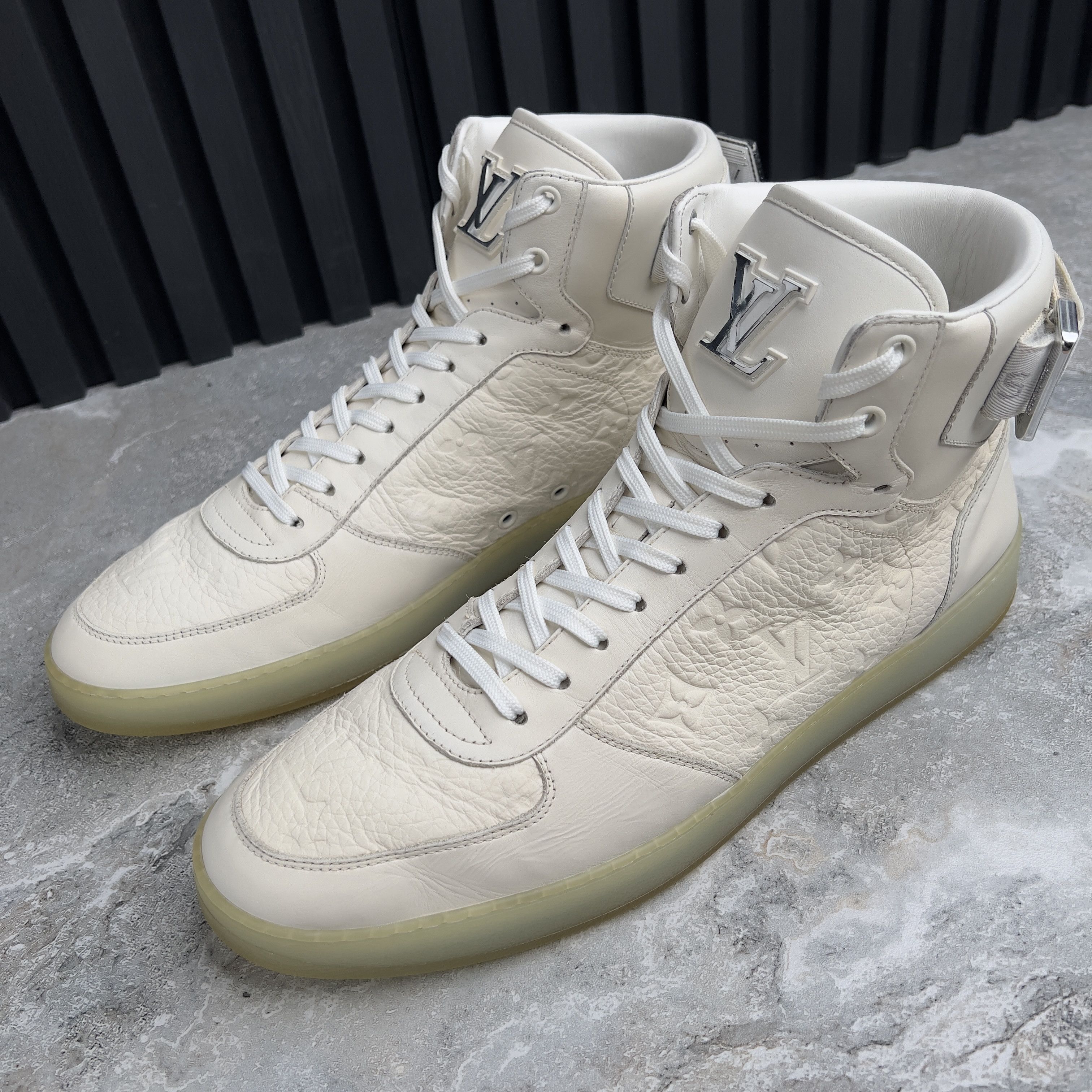 Louis Vuitton Louis Vuitton Rivoli Monogram High Sneaker Leather Size US 10.5 / EU 43-44 - 1 Thumbnail
