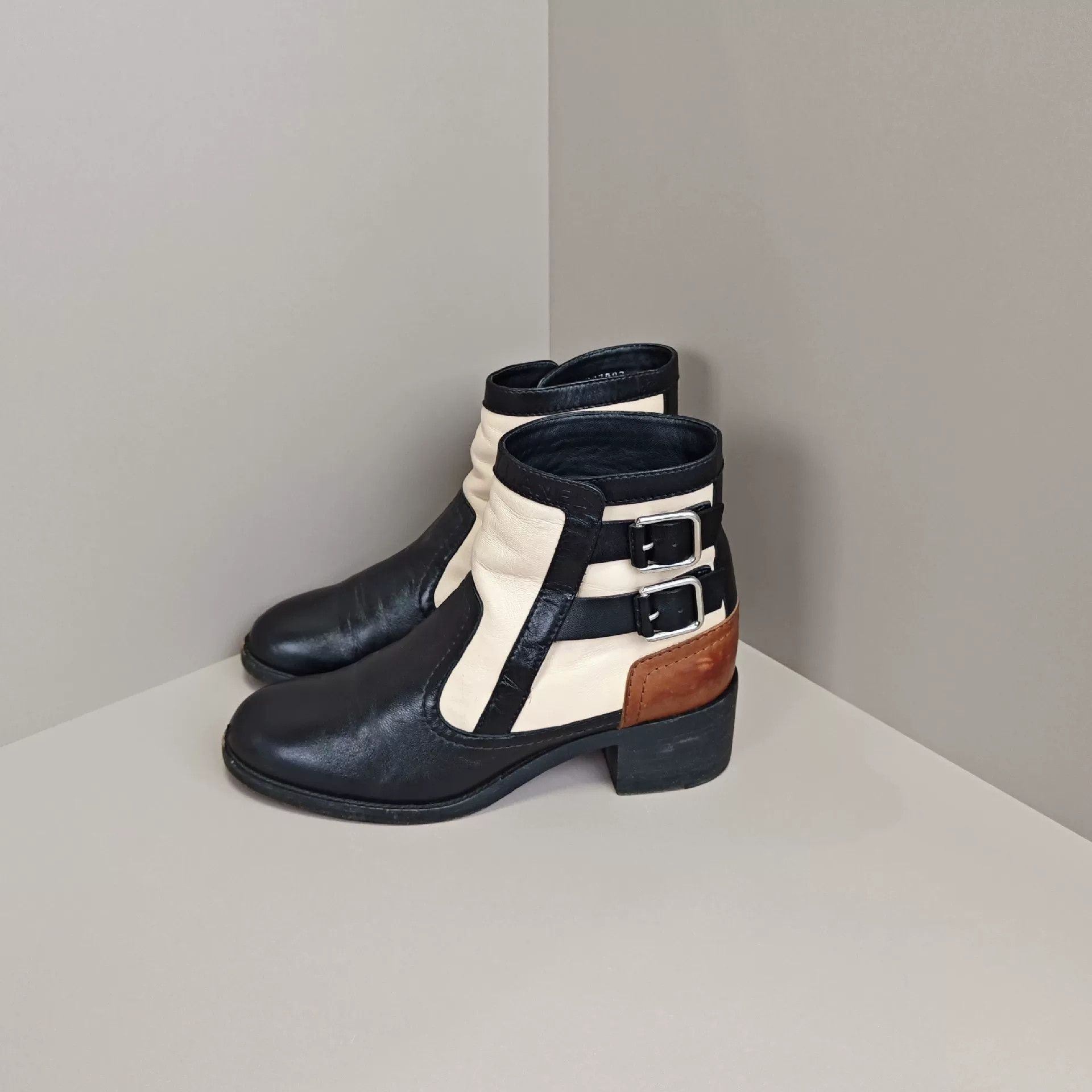 Chanel Chanel Boots us_7 Women Size US 7 / IT 37 - 1 Thumbnail