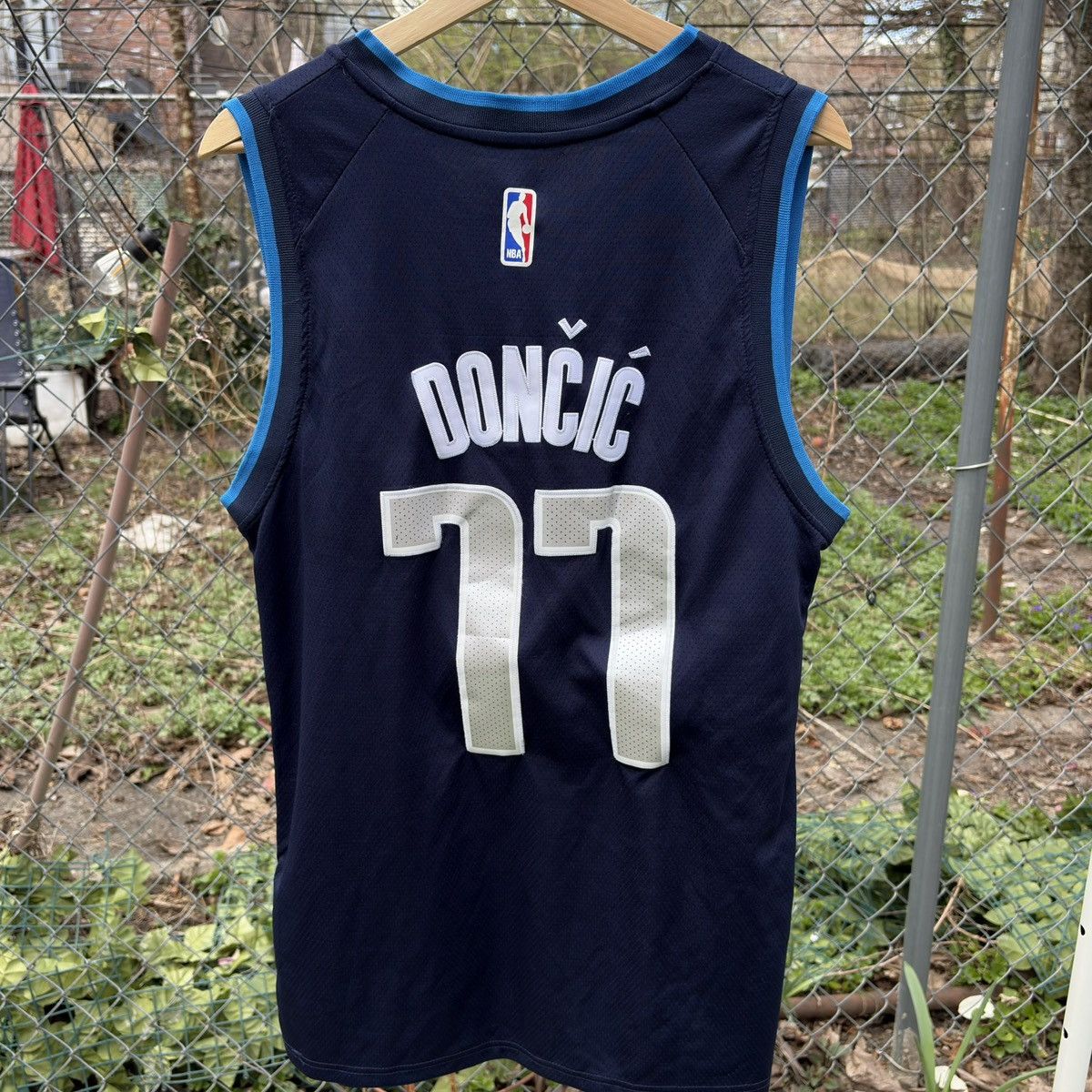 Nike Nike NBA Dallas Mavericks Luka Dončić Skyline Jersey Size US M / EU 48-50 / 2 - 2 Thumbnail