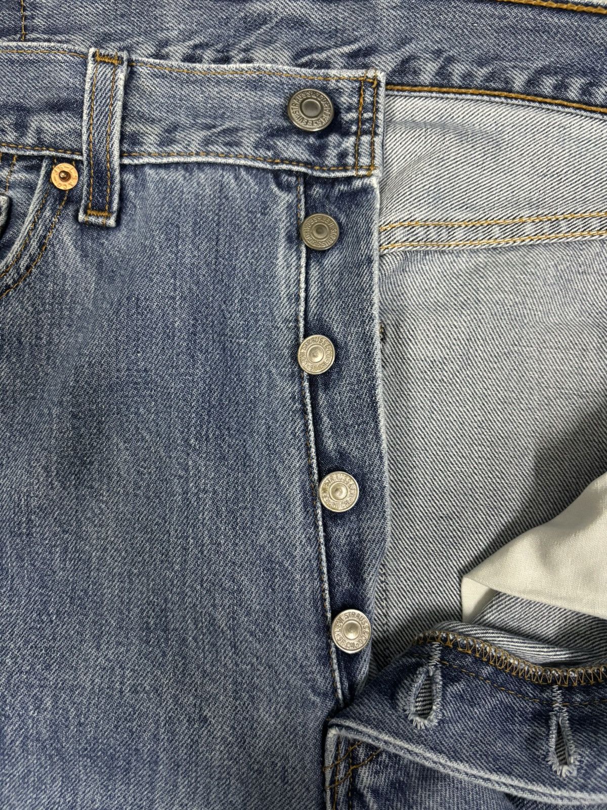 Levi's Vintage 90s Levis 501 Blue Wash Button Fly Distressed Jeans Size US 33 - 4 Thumbnail
