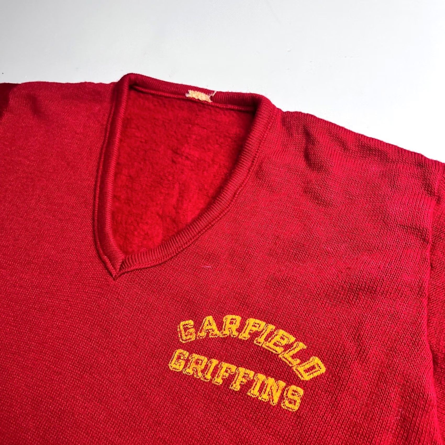 Griffin VINTAGE Garfield Griffins V-Neck Sweatshirt Red Yellow Collegiate Pullover L Mens Size US L / EU 52-54 / 3 - 5 Thumbnail