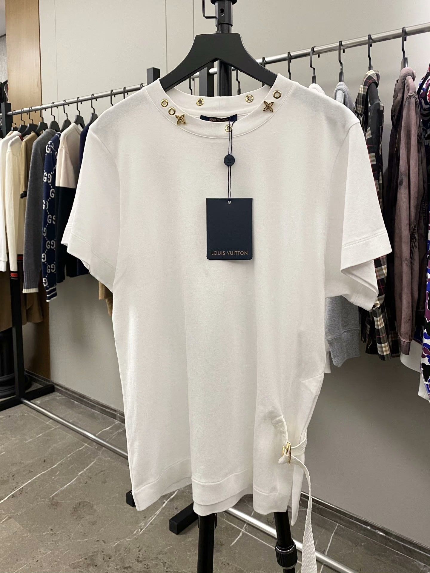 Louis Vuitton Louis Vuitton Metallic Gold T-Shirt XS Women Size XS / US 0-2 / IT 36-38 - 1 Thumbnail