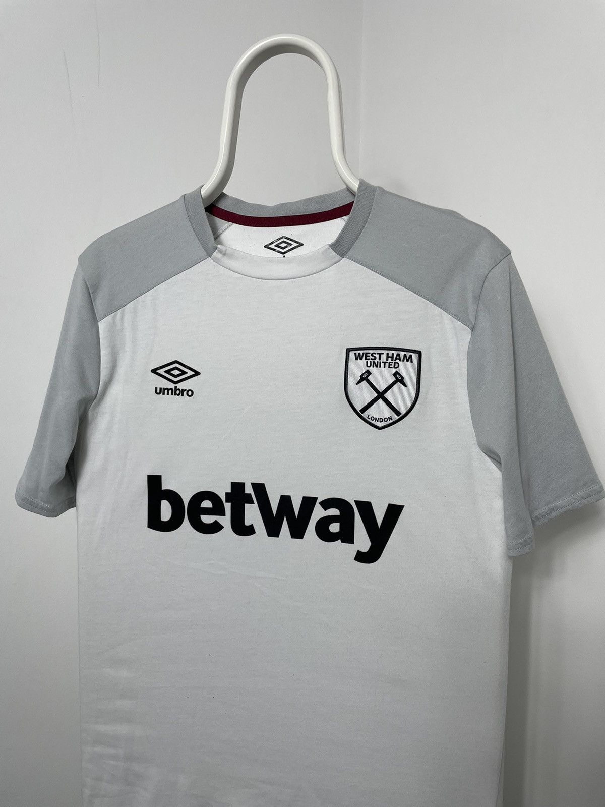 Vintage WEST HAM UNITED 19 AWAY FOOTBALL SHIRT SOCCER JERSEY UMBRO Size US M / EU 48-50 / 2 - 3 Thumbnail