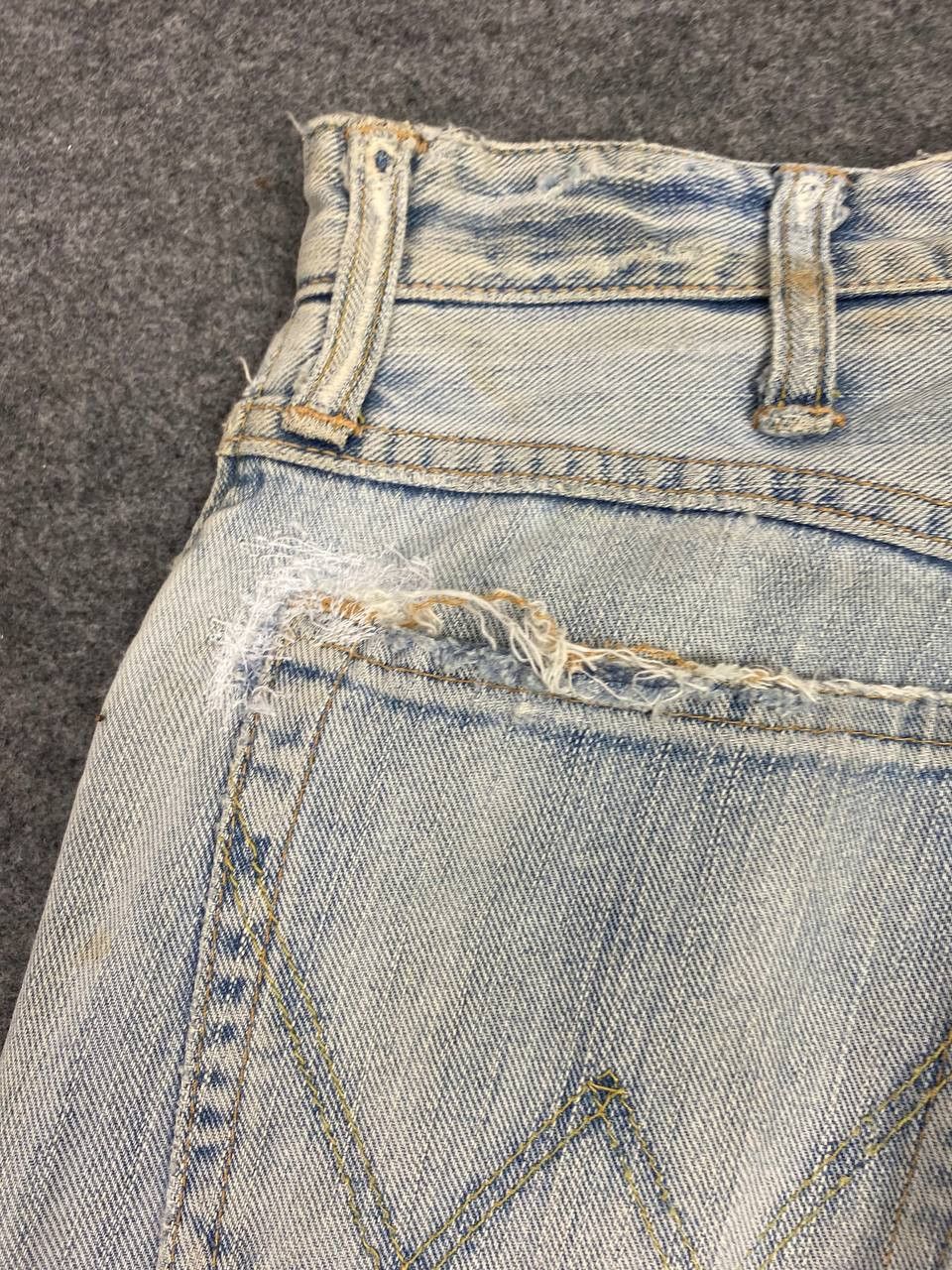 Wrangler vintage wrangler lightwash distressed denim Size US 33 - 4 Thumbnail