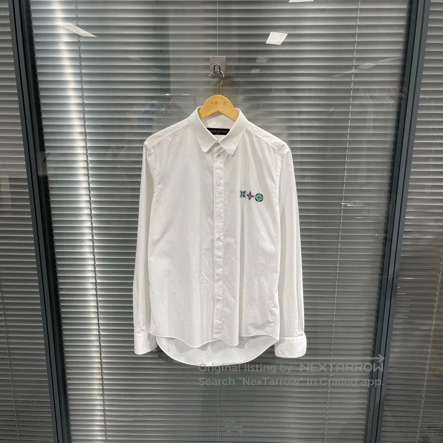 Louis Vuitton Louis Vuitton White Embroidered Logo Long-Sleeve Shirt. Size US M / EU 48-50 / 2 - 1 Thumbnail