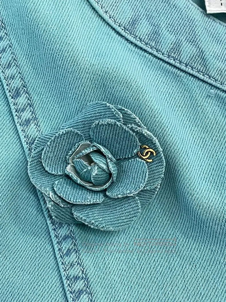 Chanel Chanel 21 Spring and Summer Blue Camelia brooch Denim Jack Size XS / US 0-2 / IT 36-38 - 7 Thumbnail