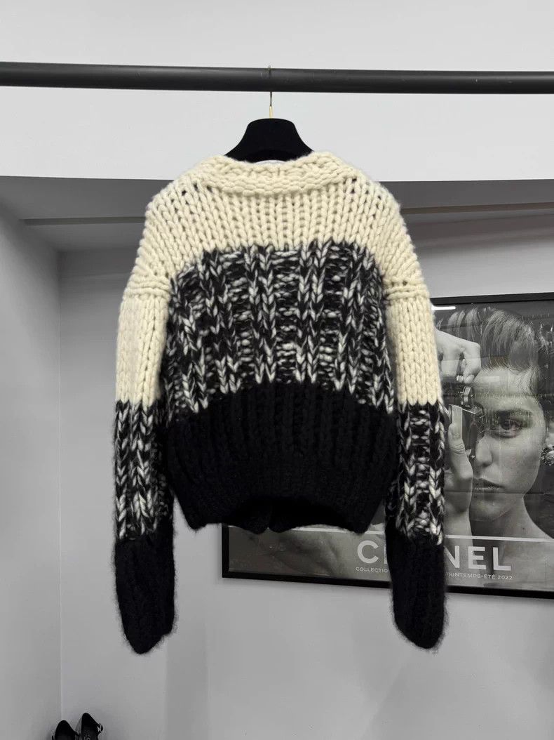 Chanel Chanel Gemstone buckle black and white thick knitted cardi Size XXS / US 00 / IT 34 - 3 Thumbnail