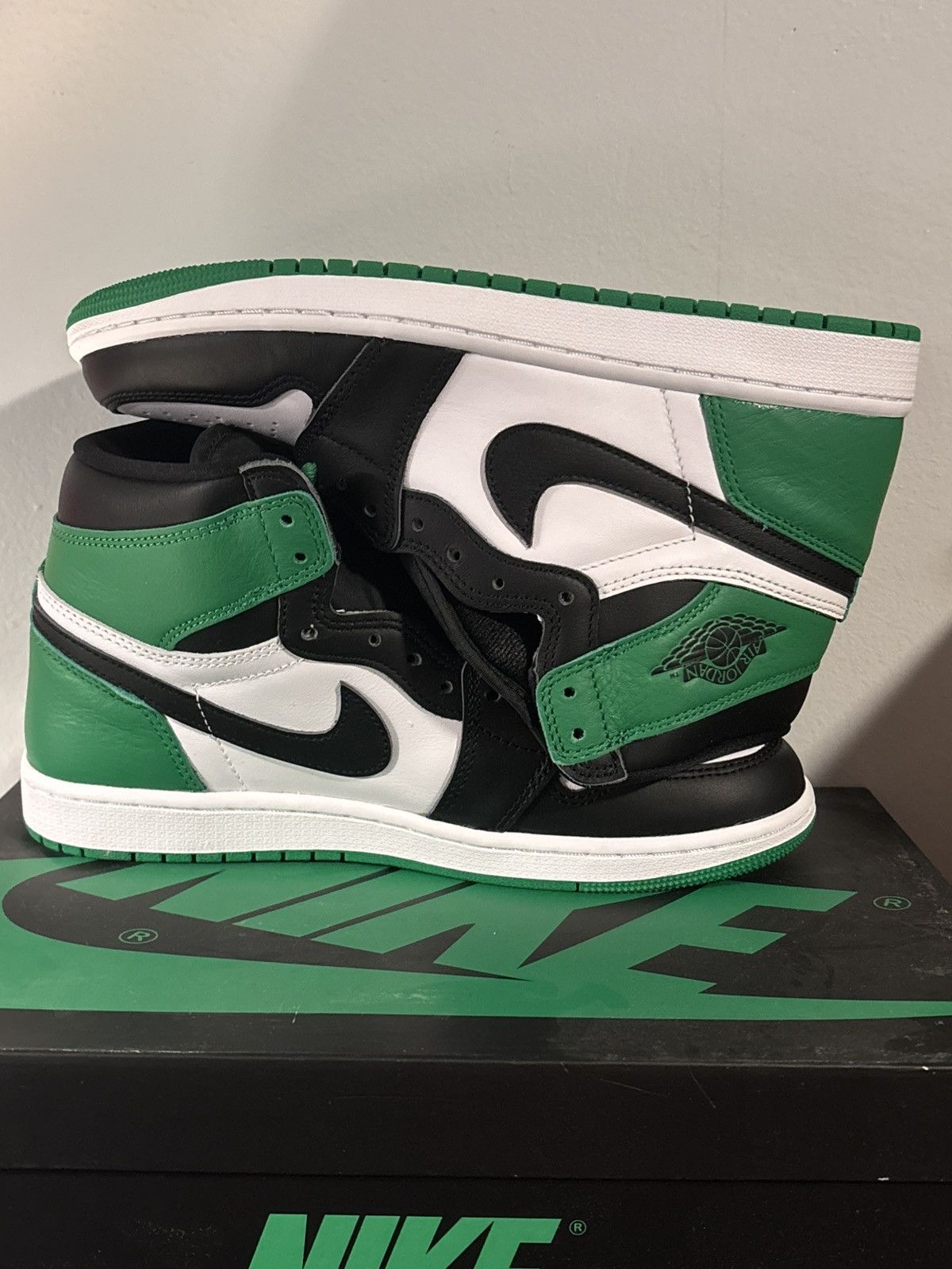 Jordan Brand Nike Air Jordan 1 Retro OG High Lucky Green Sz 9 DZ5485 031 Size US 9 / EU 42 - 2 Thumbnail