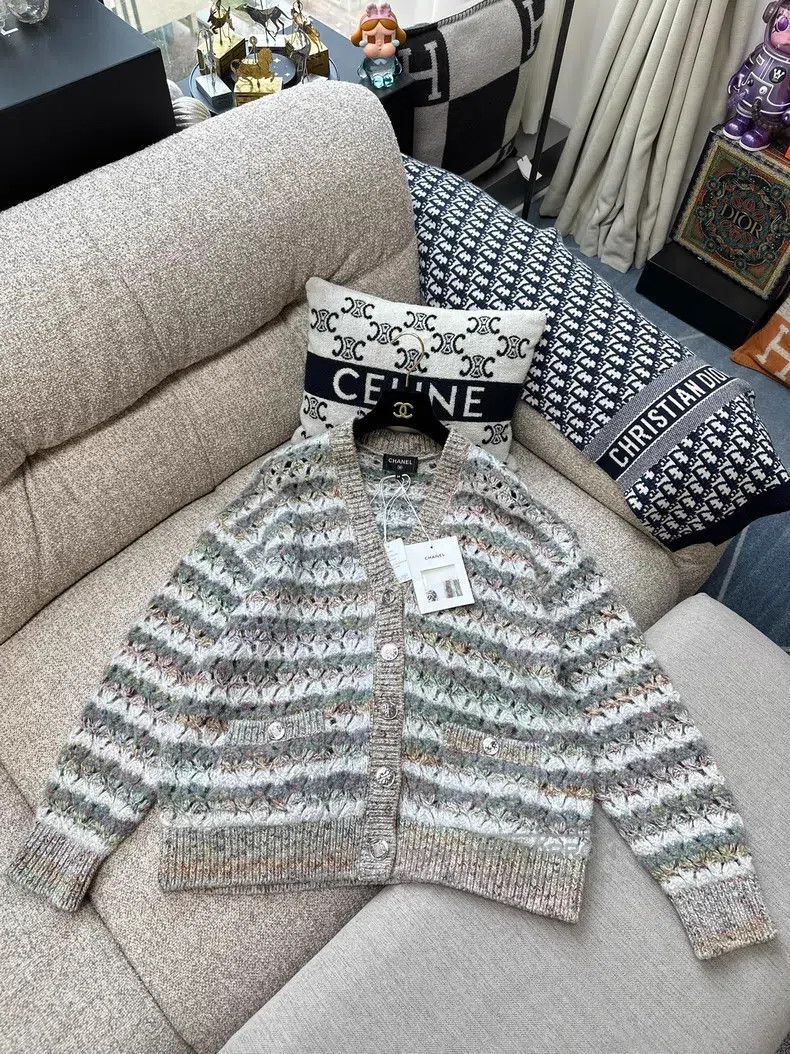 Chanel Chanel Grey, pink, green striped badge, silver coin, butto Size XS / US 0-2 / IT 36-38 - 2 Thumbnail