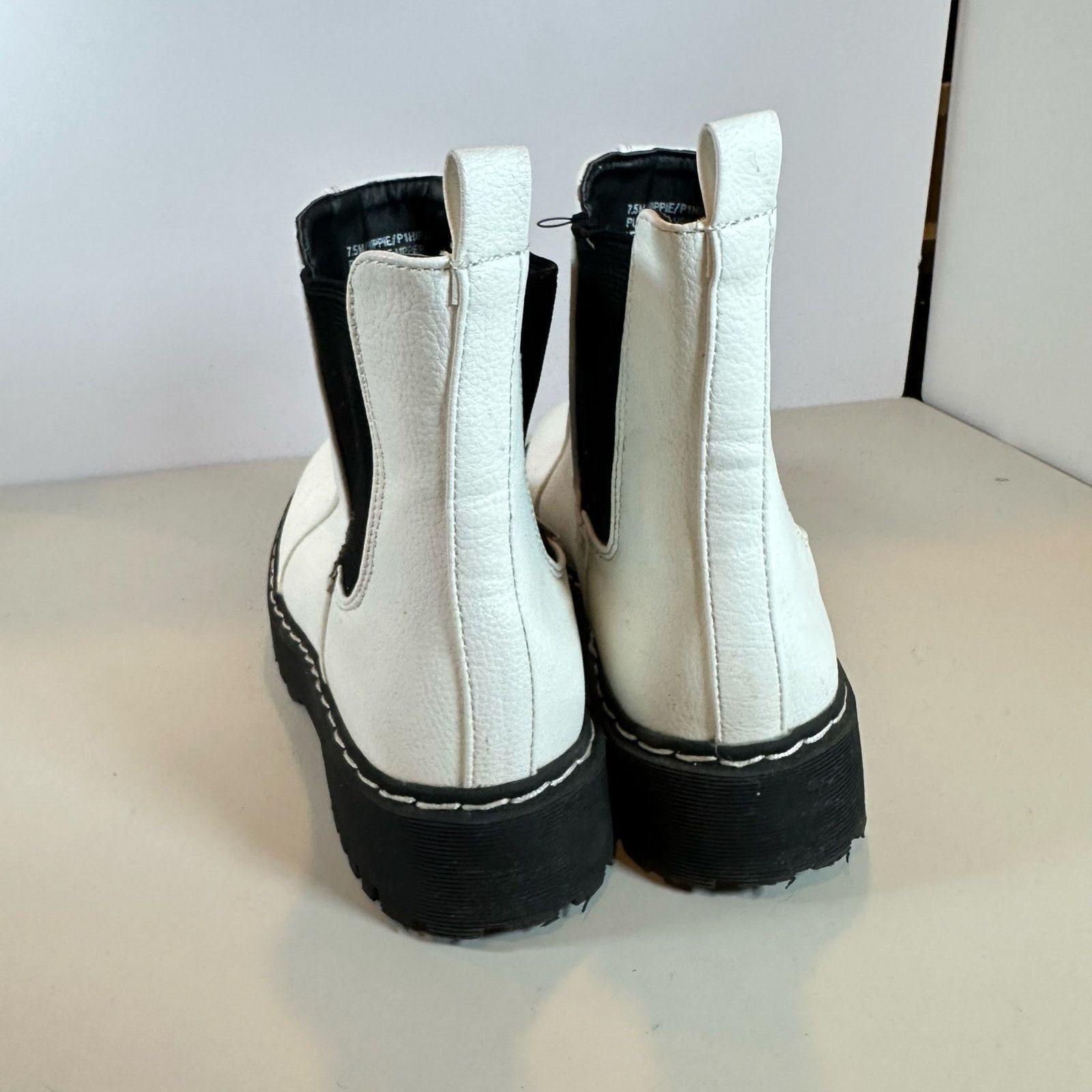 Other Sincerely Jules White Chunky PullOn Chelsea Hippie Boots 7.5 Size US 7.5 / IT 37.5 - 8 Thumbnail