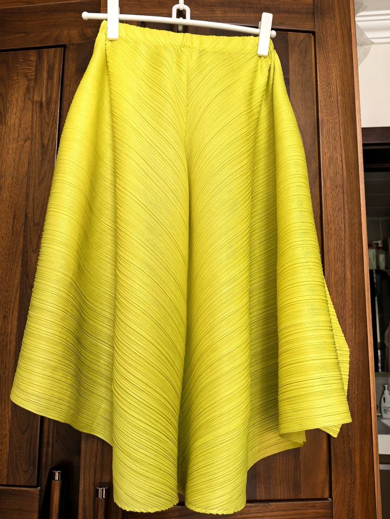Issey Miyake Issey Miyake size:3 Yellow pleated skirt Size 23" - 1 Thumbnail