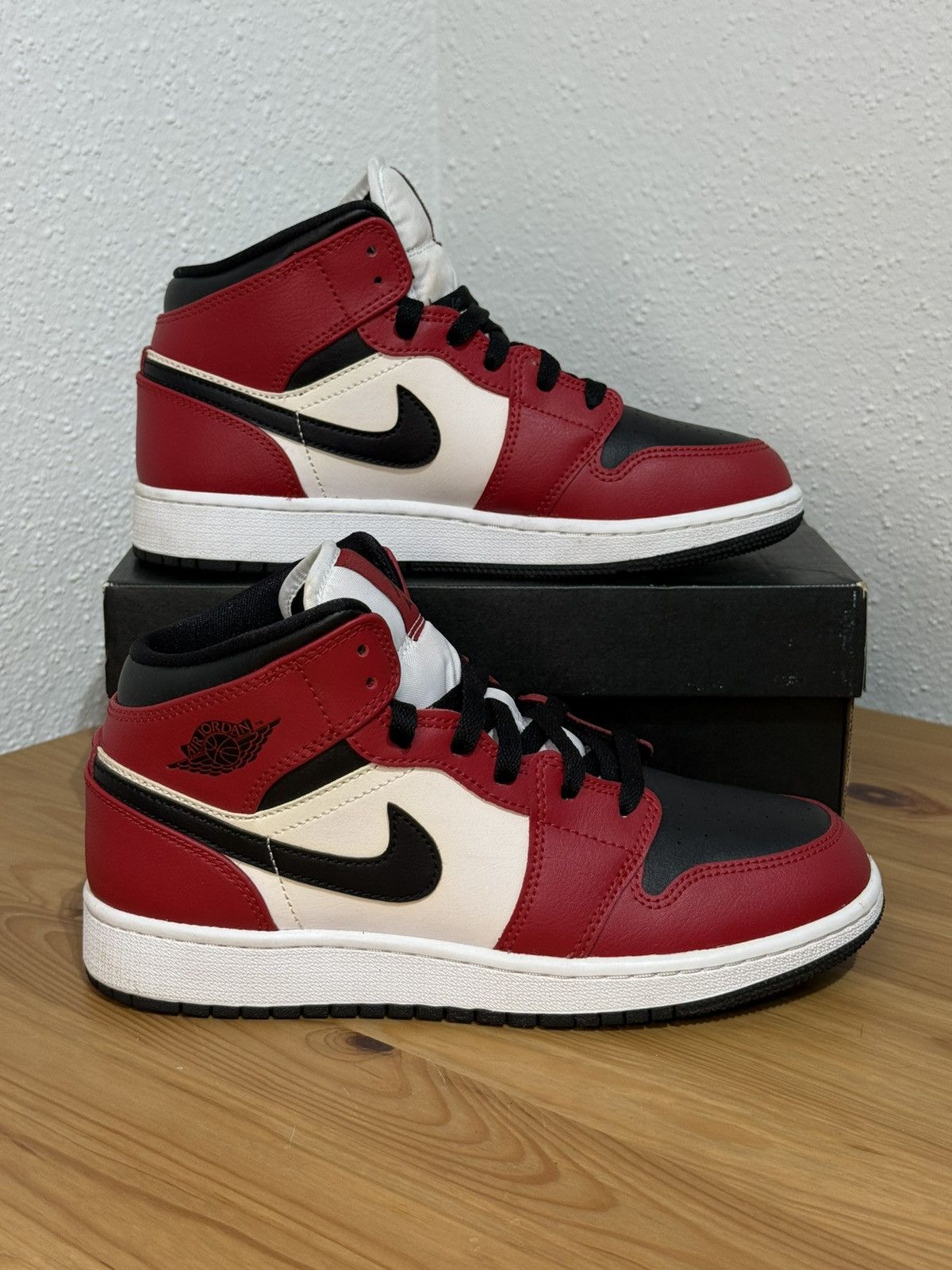Jordan Brand × Nike Nike Air Jordan 1 Mid Chicago Black Toe size 5Y Women’s 7 Size US 7 / IT 37 - 6 Thumbnail