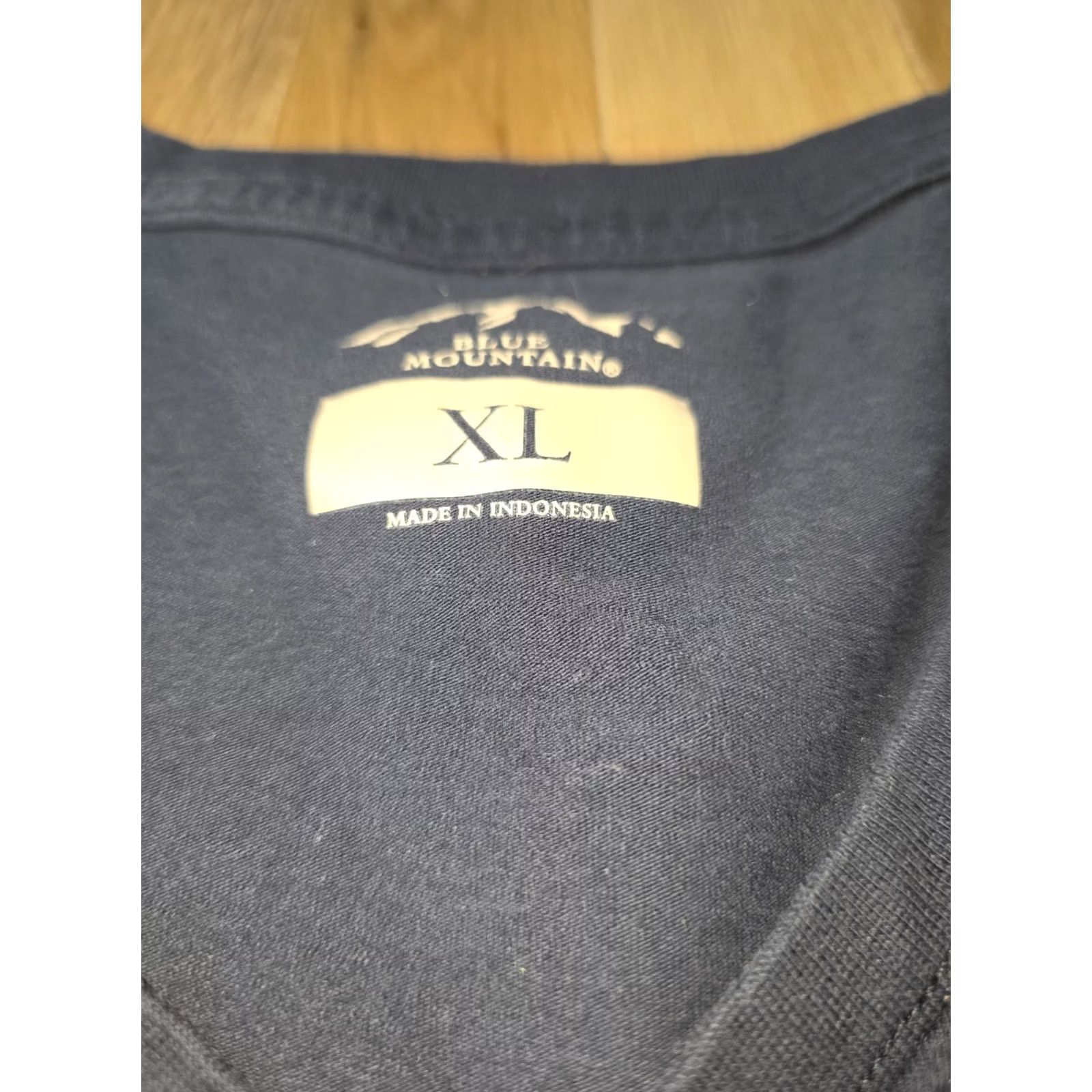 The Mountain Blue Mountain T-Shirt XL Black Short Sleeve V-Neck Women Mens Size XL / US 12-14 / IT 48-50 - 2 Thumbnail