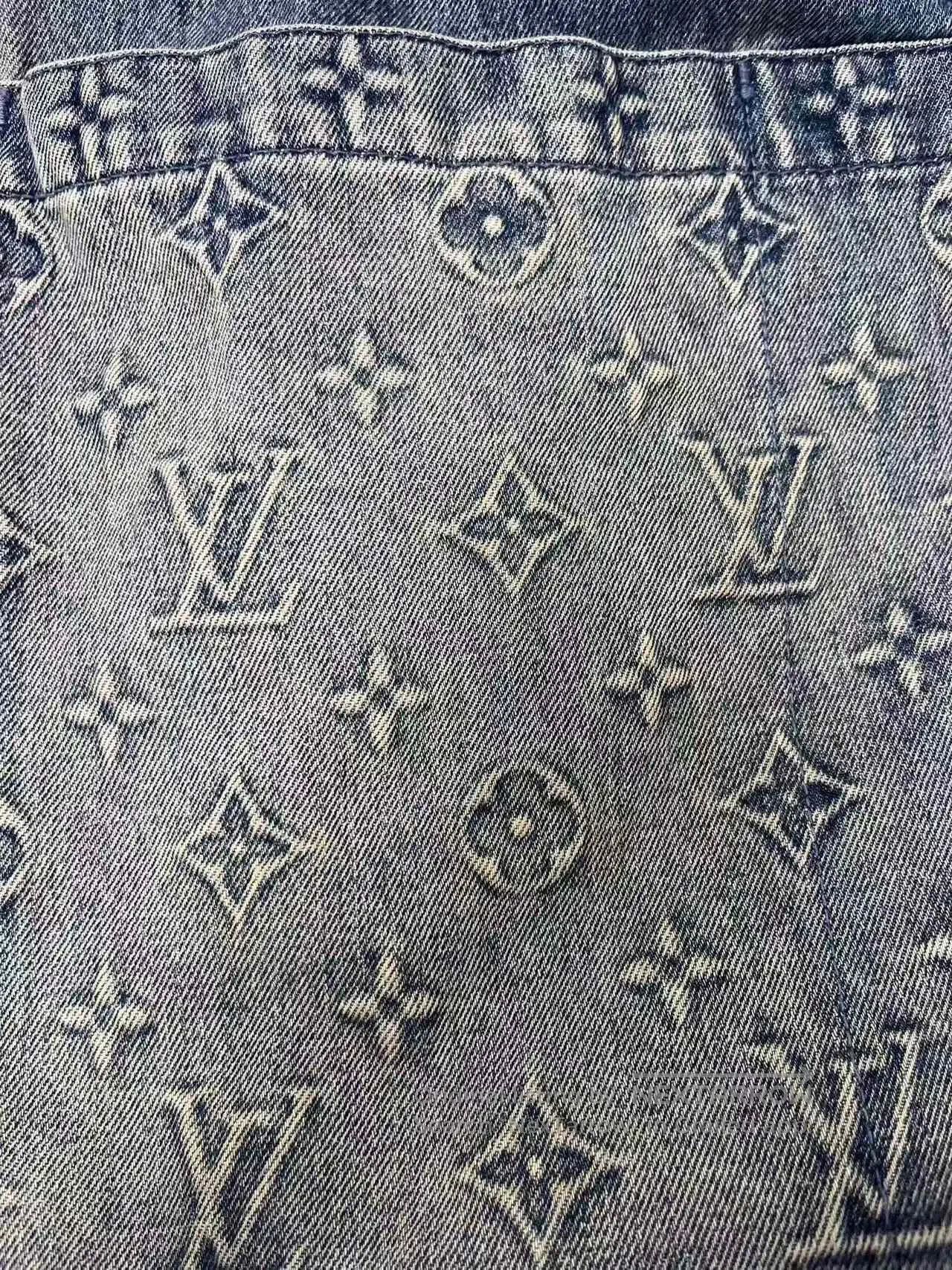 Louis Vuitton Louis Vuitton Logo Embossed Short-Sleeve Shirt. Size US XL / EU 56 / 4 - 3 Thumbnail