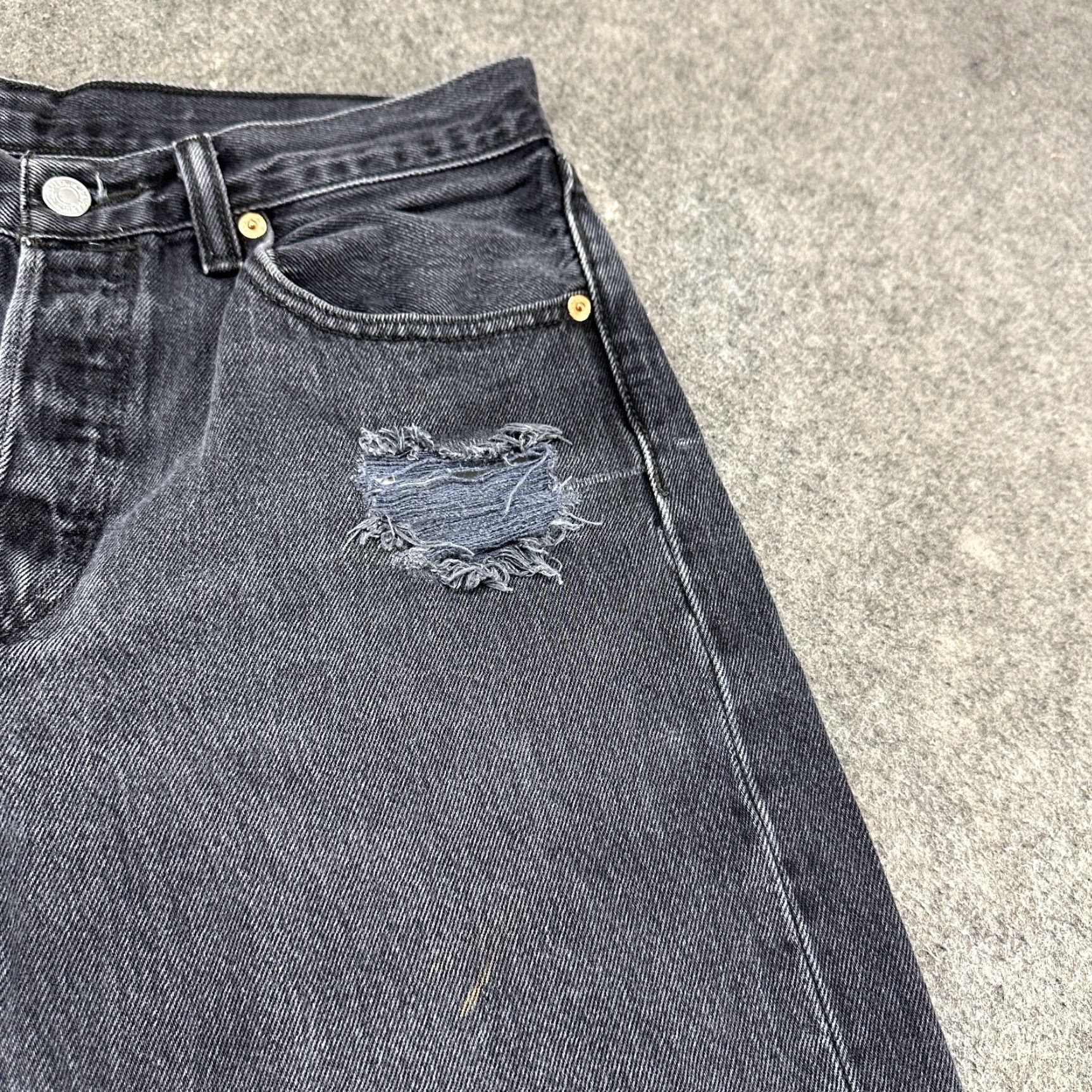 Levi's VINTAGE Levi's 501 Jeans Men 32x32 Black Distressed Straight Regular Denim 5-Pocket USA 80s 90s Hip Hop Cowboy Mens Size US 32 / EU 48 - 4 Thumbnail