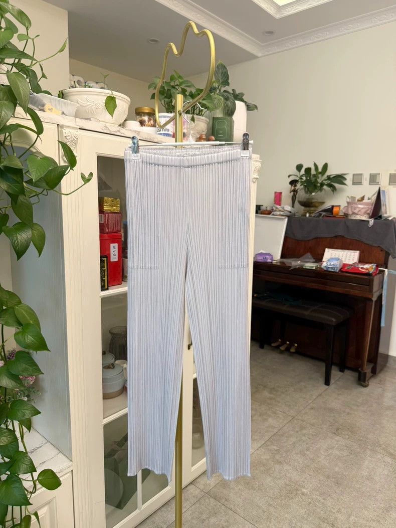 Issey Miyake Issey Miyake size:1 Light grey pleated straight-leg pants Size 31" - 1 Thumbnail